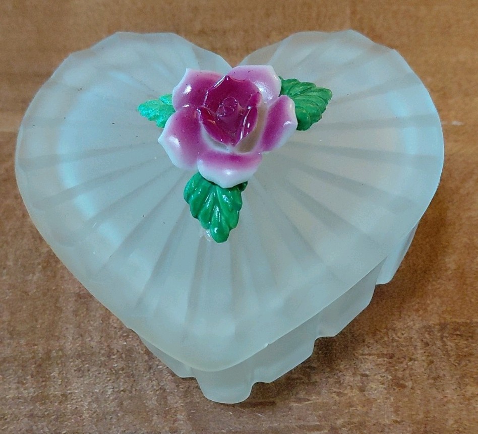 Vintage Frosted Glass Heart Trinket Box Vintage Frosted Glass Heart Trinket Box