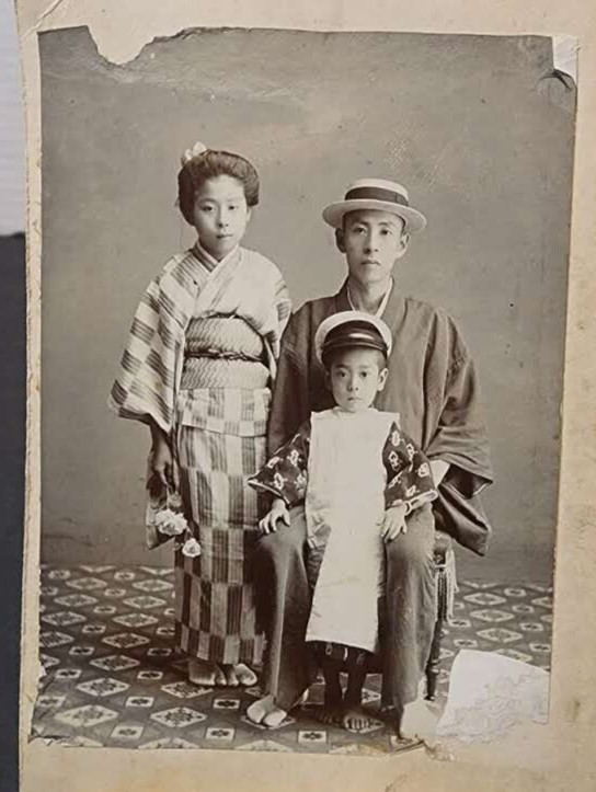 ANTIQUE/VINTAGE SMALL PHOTOGRAPH OF A MAN WITH CHILDREN FROM THE EARLY 1900s ANTIQUE/VINTAGE SMALL PHOTOGRAPH OF A MAN WITH CHILDREN FROM THE EARLY 1900s