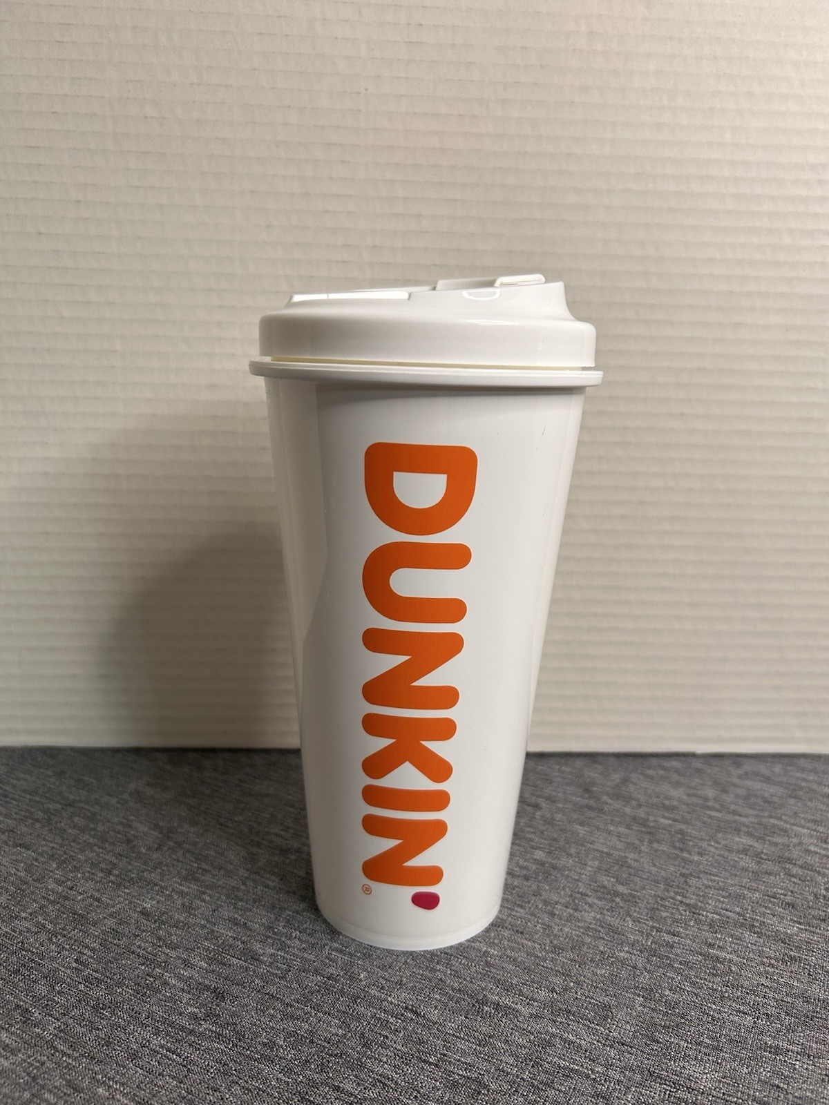 Dunkin Donuts White Plastic Travel Tumbler Classic Look 24 Oz Insulated BPA Free Dunkin Donuts White Plastic Travel Tumbler Classic Look 24 Oz Insulated BPA Free
