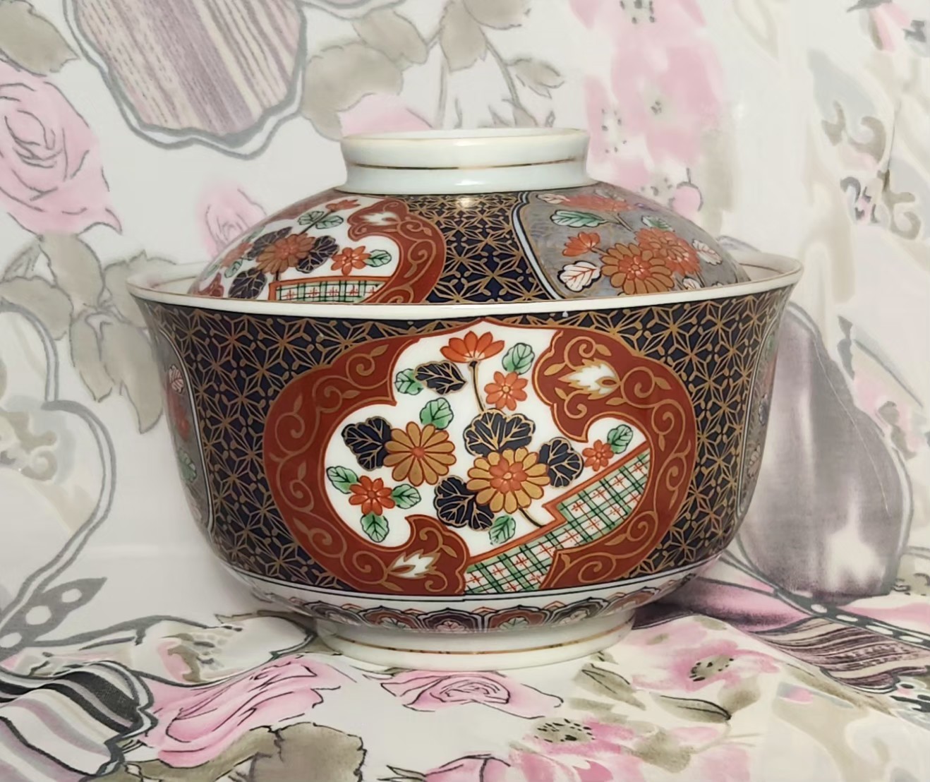 OTAGIRI Japanese Imari Bowl with Lid Hand Painted Flowers Porcelain Gold Trim OTAGIRI Japanese Imari Bowl with Lid Hand Painted Flowers Porcelain Gold Trim