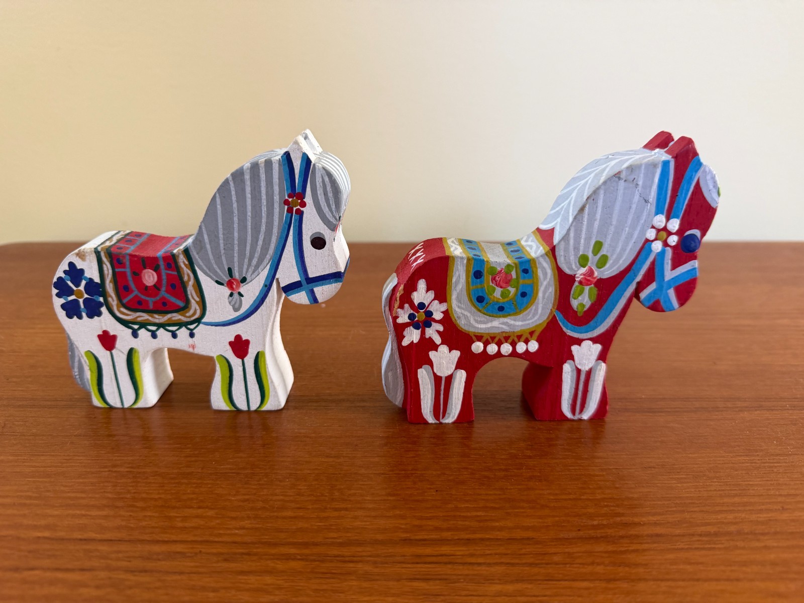 2 Avesta Vintage Carved Wooden Red White Dala Horse Sweden 4" Folk Art Swedish 2 Avesta Vintage Carved Wooden Red White Dala Horse Sweden 4" Folk Art Swedish