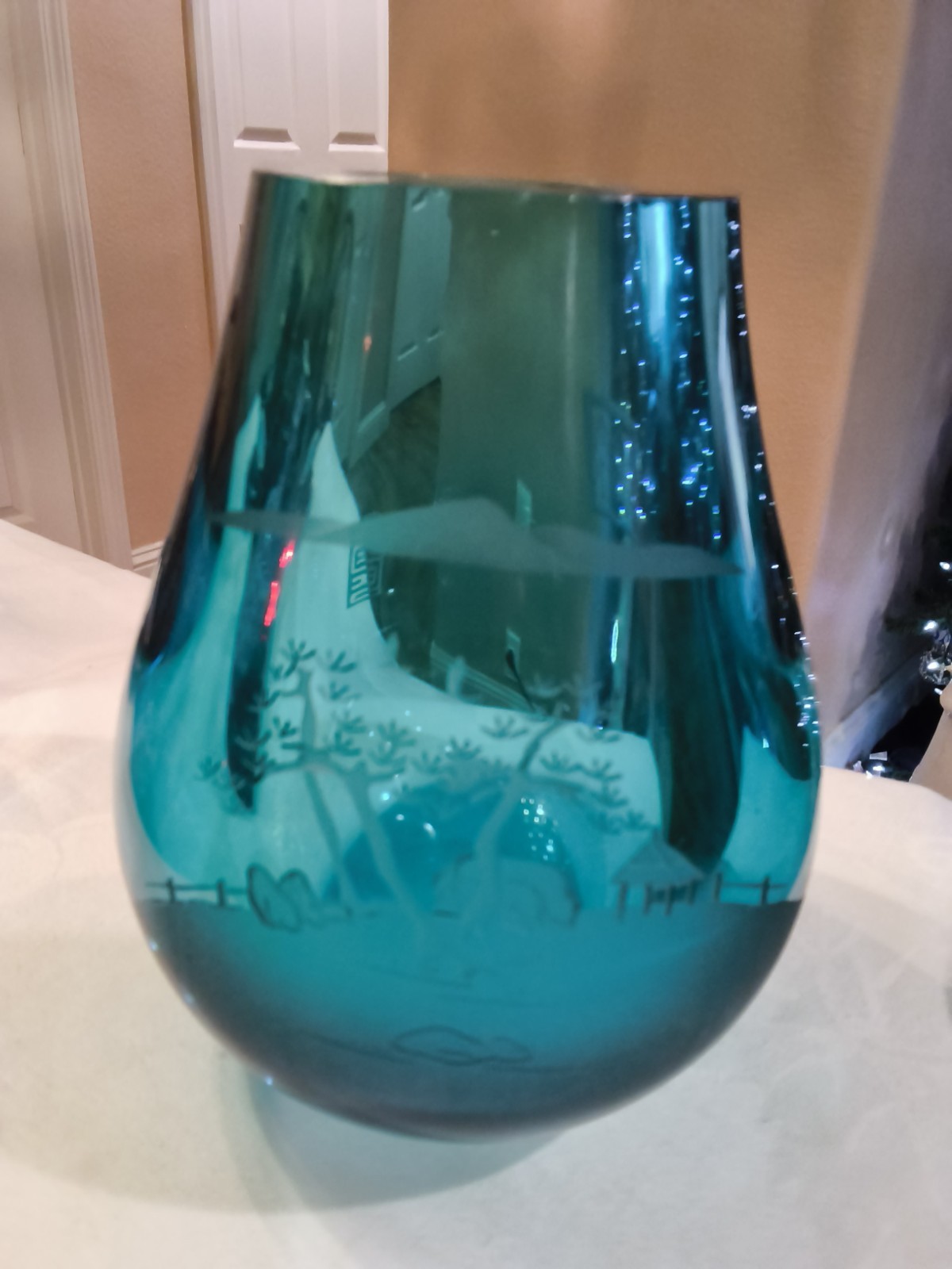 VTG THICK CHINESE ART GLASS VASE VIBRANT TEAL ETCHED ASIAN SCENES CHIC L1 VTG THICK CHINESE ART GLASS VASE VIBRANT TEAL ETCHED ASIAN SCENES CHIC L1