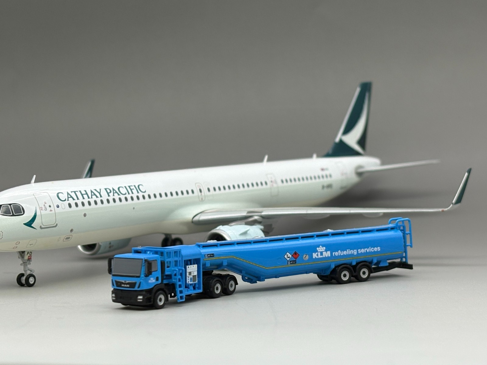 1:200 scale Infinite KLM fuel tanker truck airport GSE model