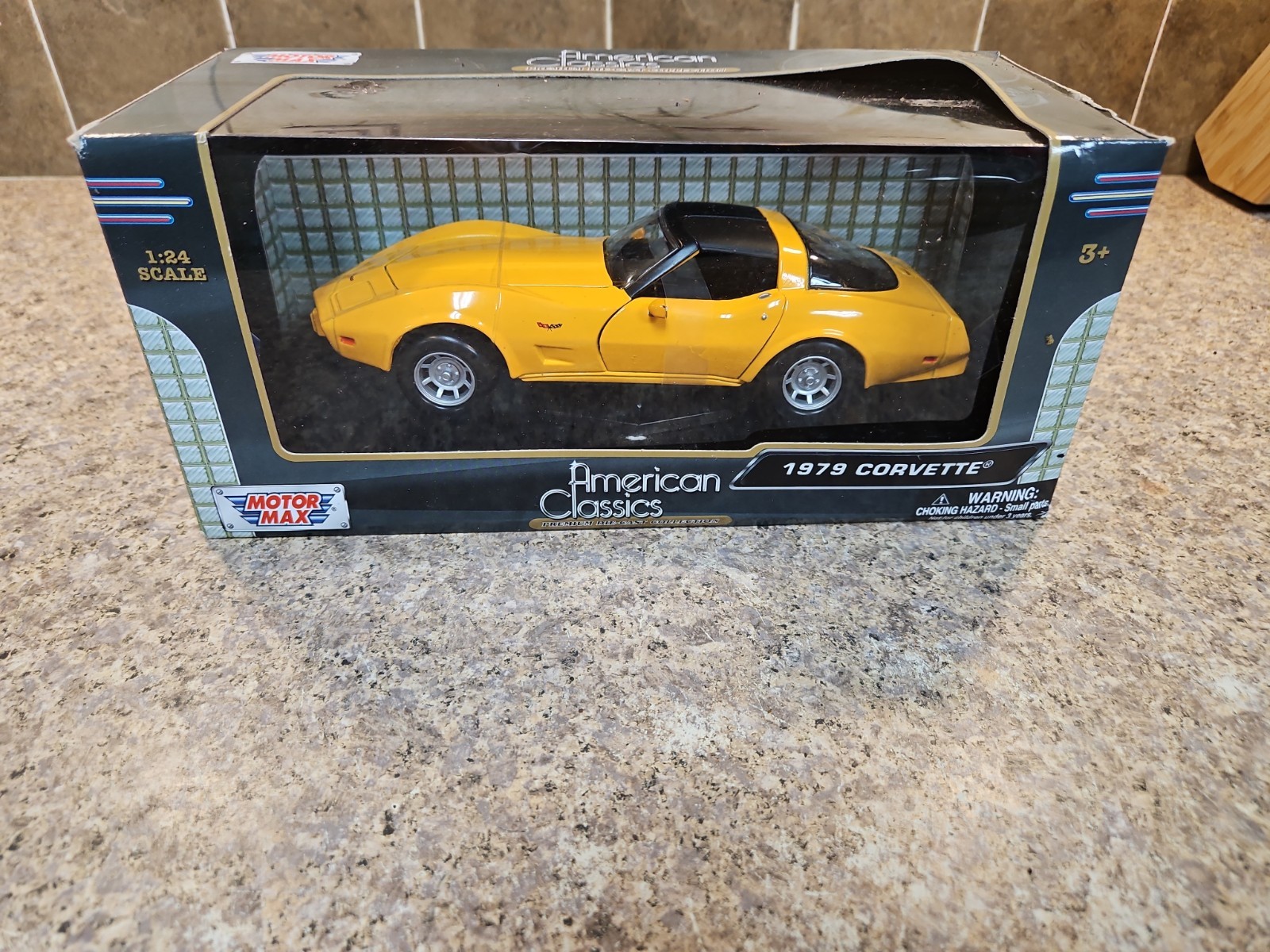 1:24 Motor Max 1979 Chevrolet Corvette (YELLOW) "AMERICAN CLASSICS" NIB