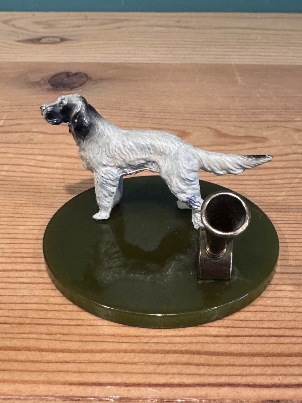 Vintage Green Bakelite & English Setter Dog Pen Stand Vintage Green Bakelite & English Setter Dog Pen Stand