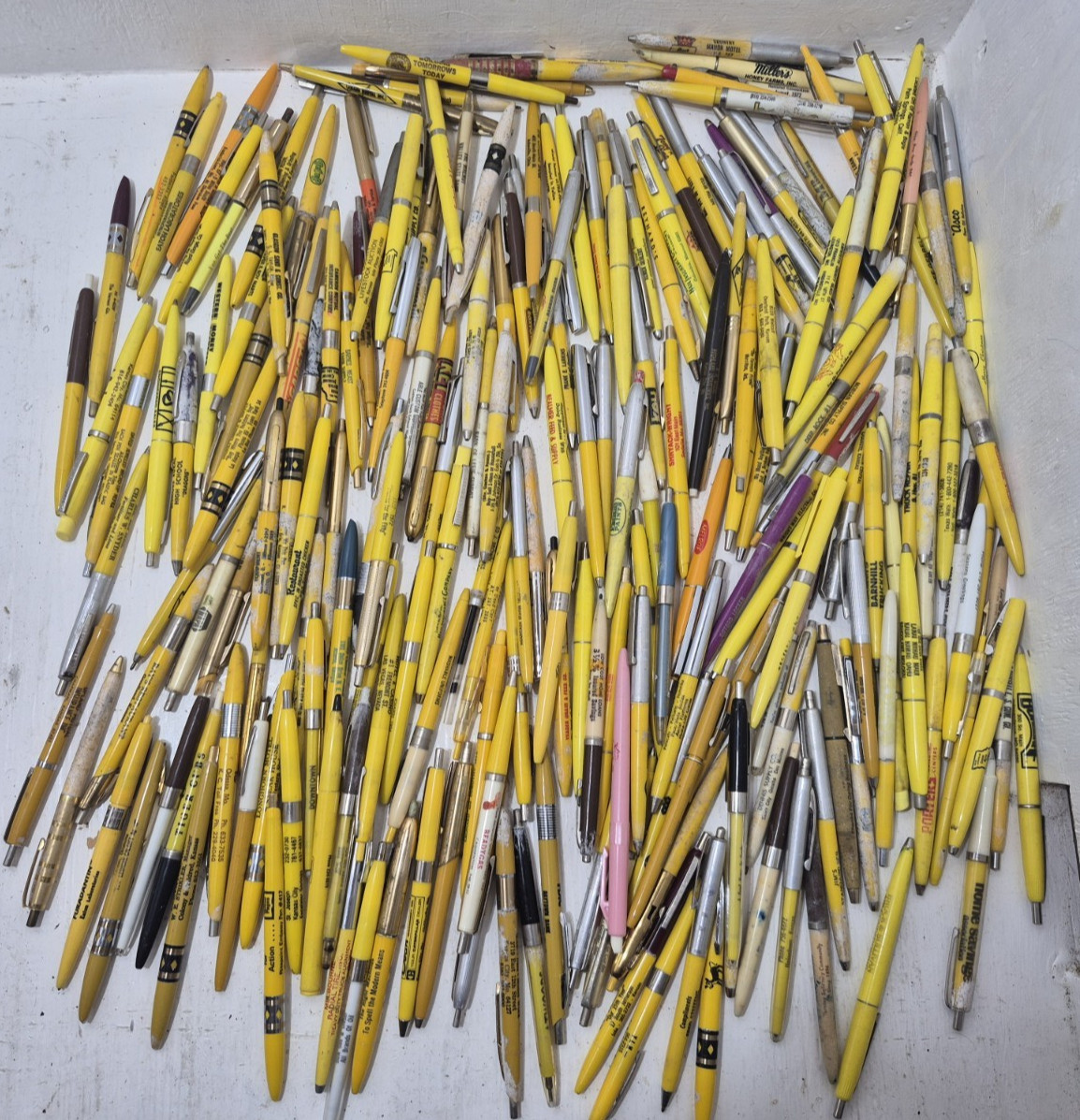 Lot of Approx. 200 Vintage Advertising Collectible Pens Ballpoint Click Bulk Lot of Approx. 200 Vintage Advertising Collectible Pens Ballpoint Click Bulk