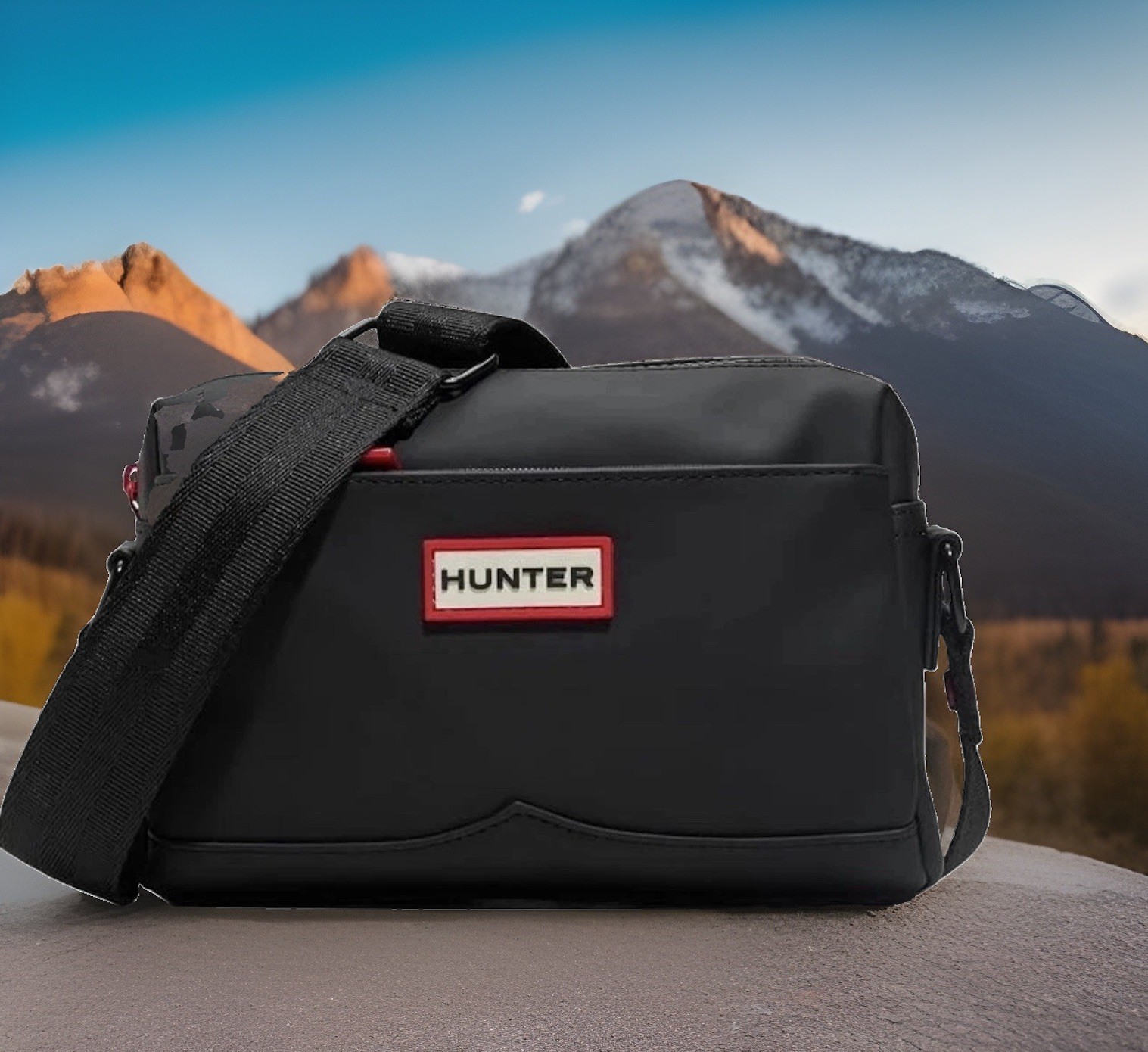 NEW Hunter Black Matte Zip Crossbody Bag w/Adjustable Detachable Strap NEW Hunter Black Matte Zip Crossbody Bag w/Adjustable Detachable Strap