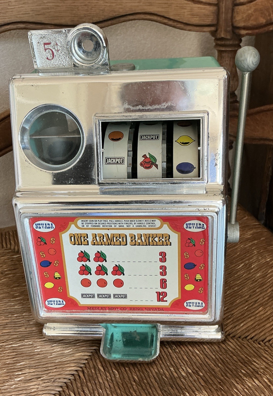 MEDLEY MFG “ONE ARMED BANKER” 5 CENT NOVELTY SLOT MACHINE CAROUSEL INDUSTRIES MEDLEY MFG “ONE ARMED BANKER” 5 CENT NOVELTY SLOT MACHINE CAROUSEL INDUSTRIES