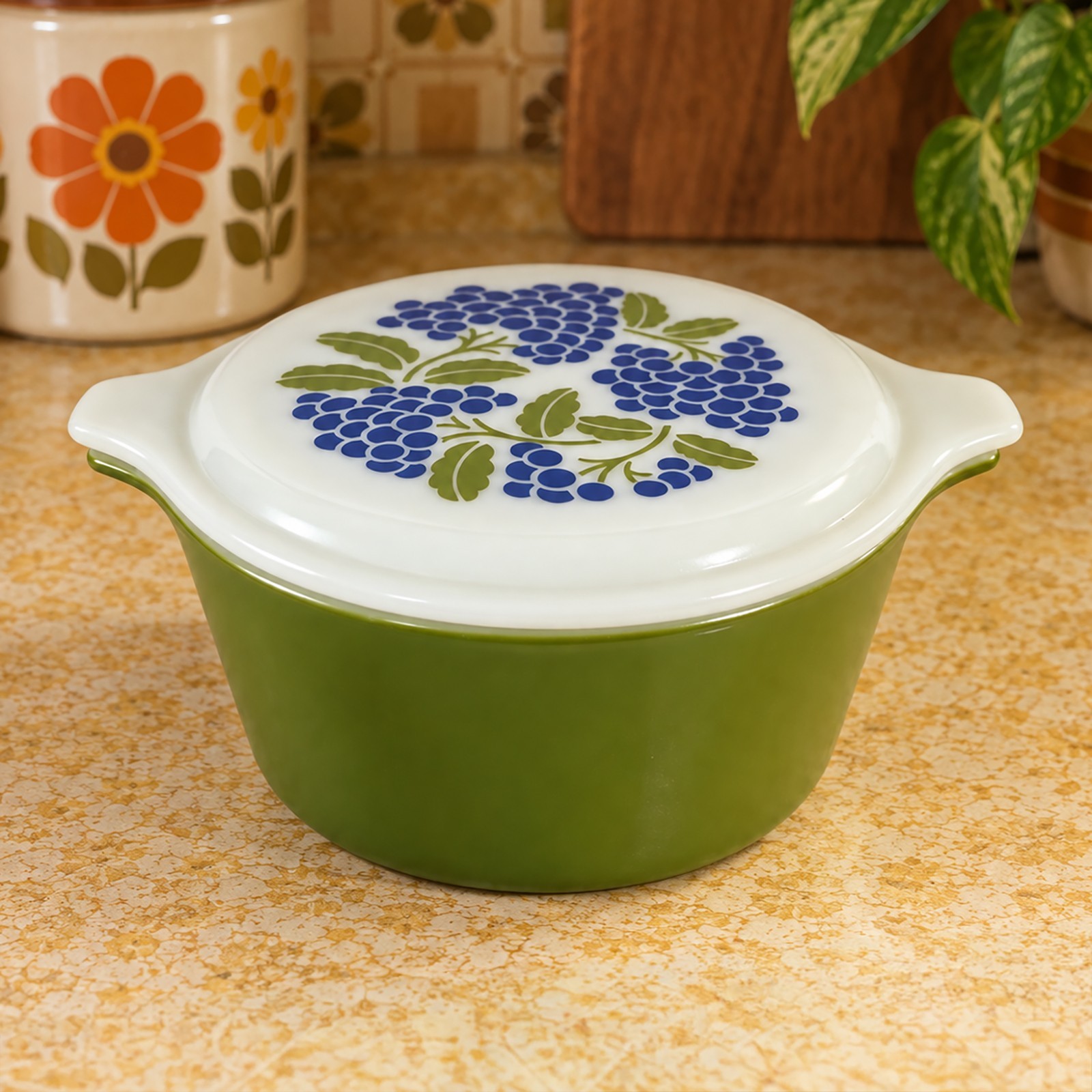 Vintage 1973 Pyrrex Vintage Grapes 1 Quart Round Casserole Dish #473 w/ Lid Vintage 1973 Pyrrex Vintage Grapes 1 Quart Round Casserole Dish #473 w/ Lid