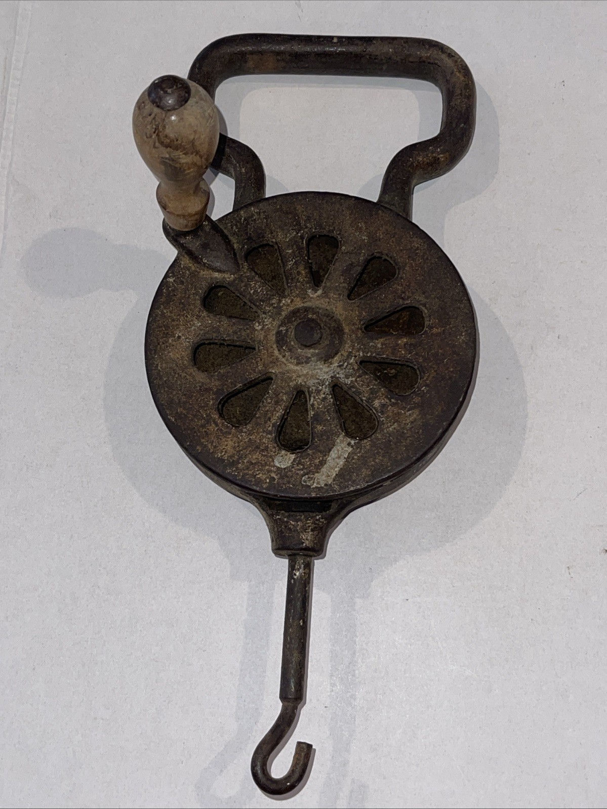 VINTAGE HANDHELD CRANK CAST IRON ROPE TWINE MAKER/TWISTER TOOL WOOD HANDLE HOOK