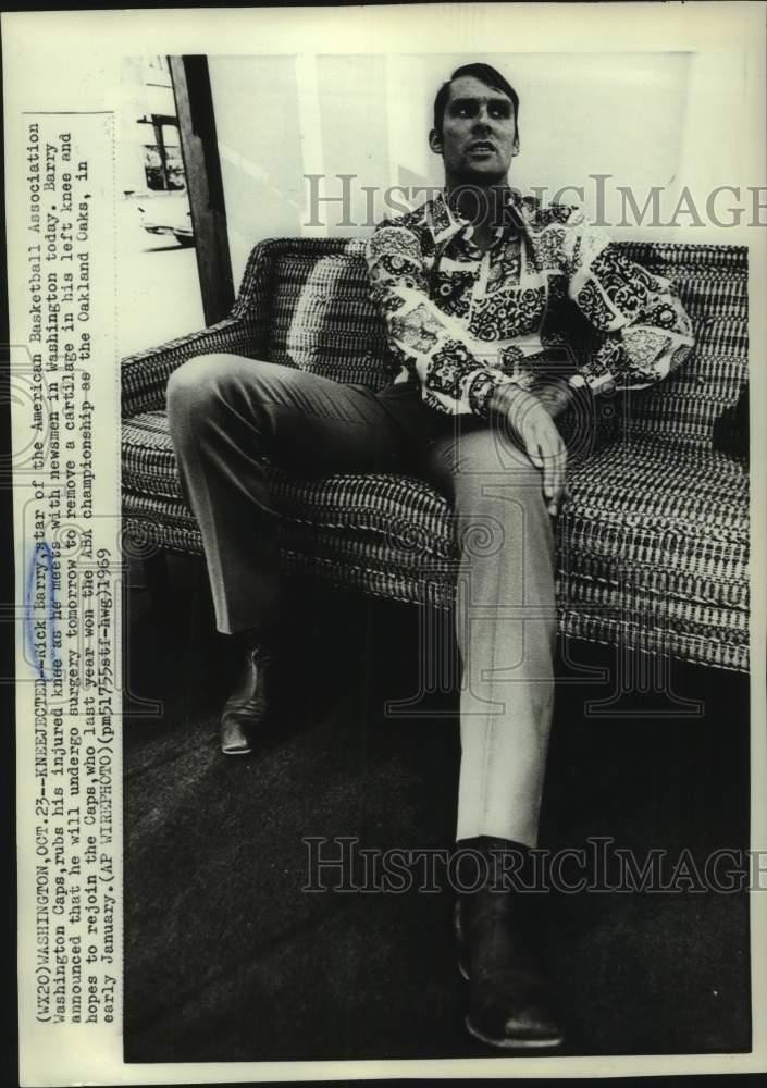 1969 Press Photo Washington - Rick Barry Talks to Newsmen About His Injured Knee 1969 Press Photo Washington - Rick Barry Talks to Newsmen About His Injured Knee