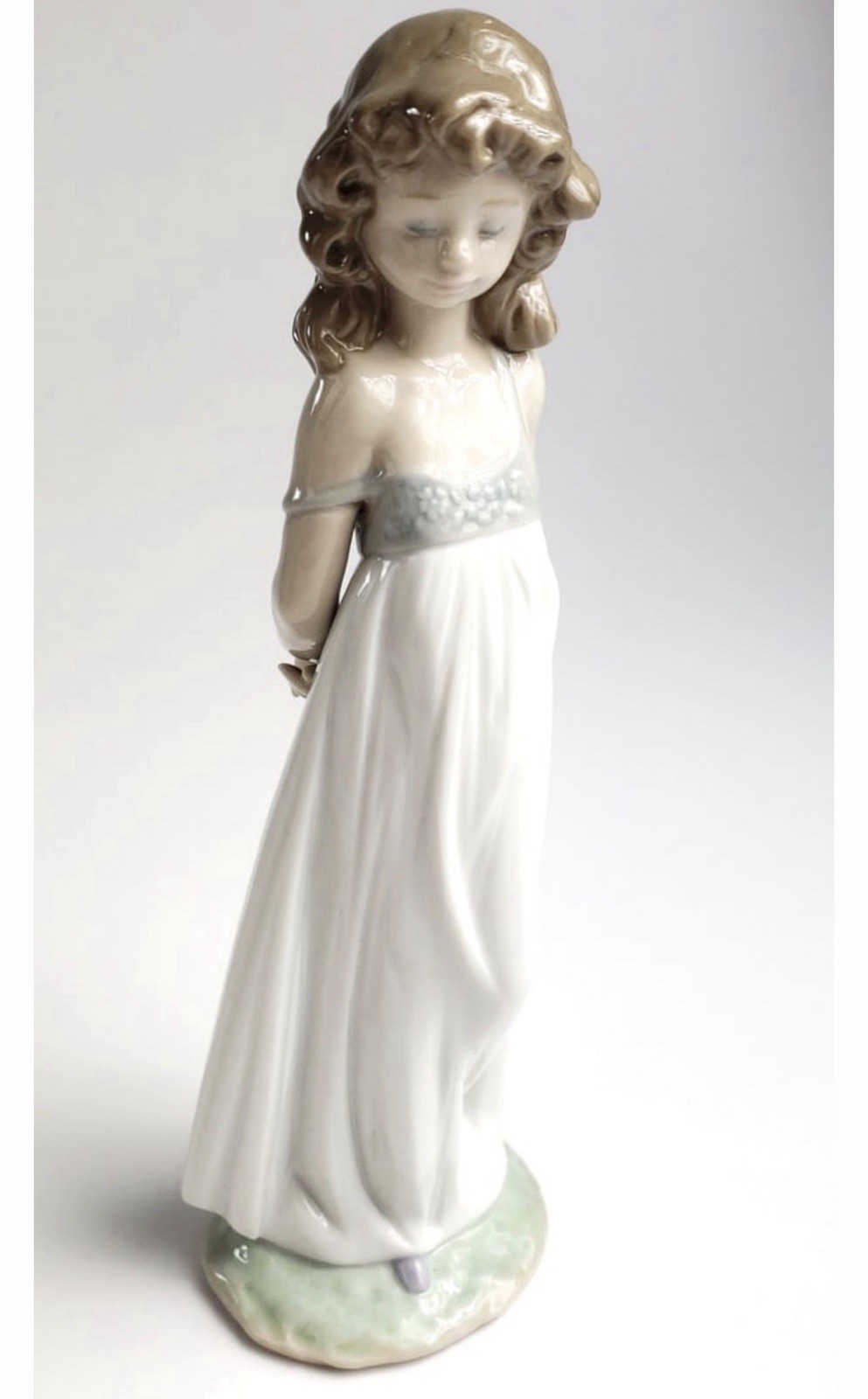 LLADRO 8114 "NATURAL BEAUTY" GIRL W/ SUN HAT 2005 SPECIAL EVENTS FIGURINE 9" New LLADRO 8114 "NATURAL BEAUTY" GIRL W/ SUN HAT 2005 SPECIAL EVENTS FIGURINE 9" New