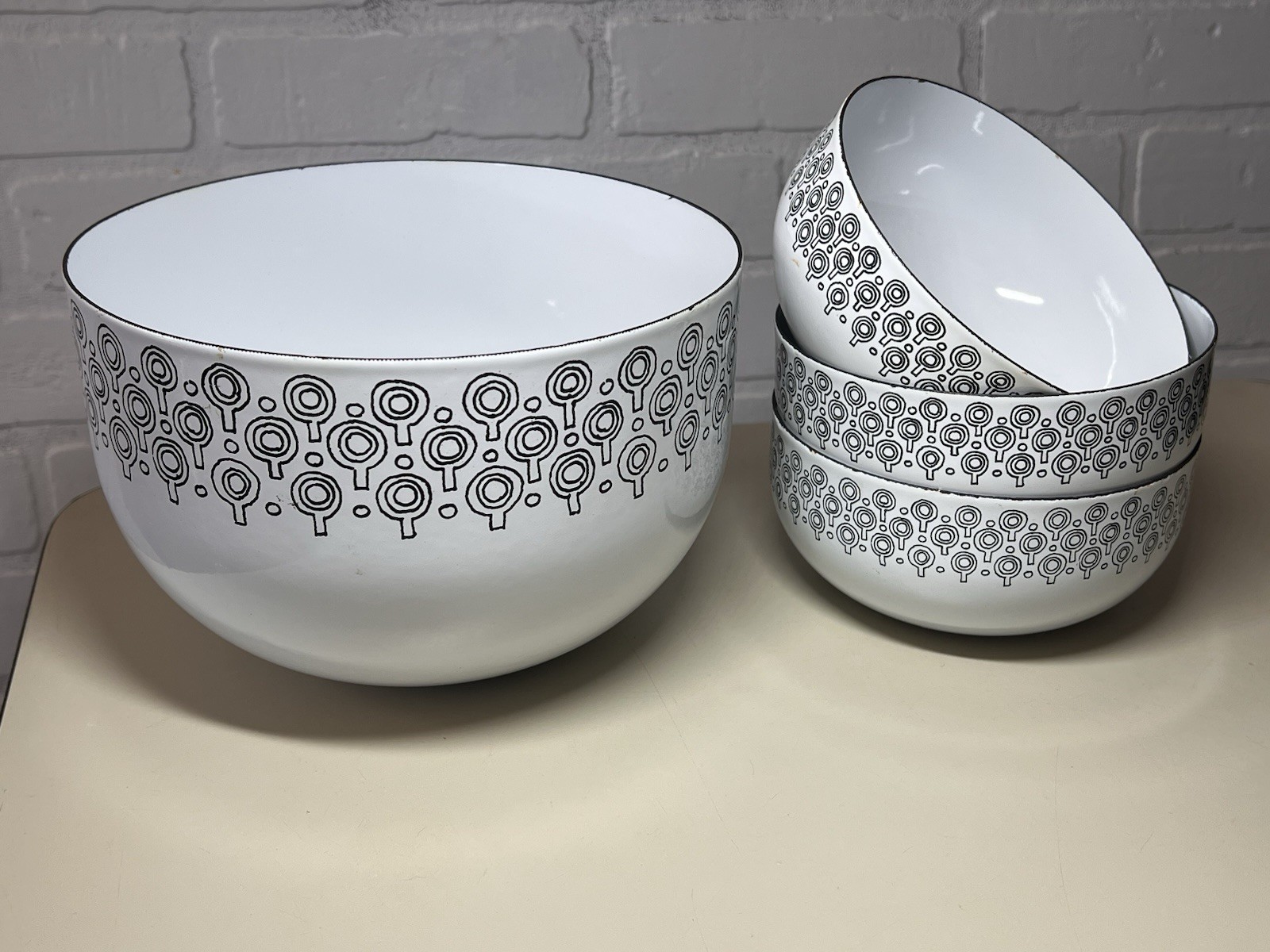 Vintage Set Of 4 MCM VEFA Merrill Ames Enamel White Black Lollipop Bowls 8”&5.5” Vintage Set Of 4 MCM VEFA Merrill Ames Enamel White Black Lollipop Bowls 8”&5.5”