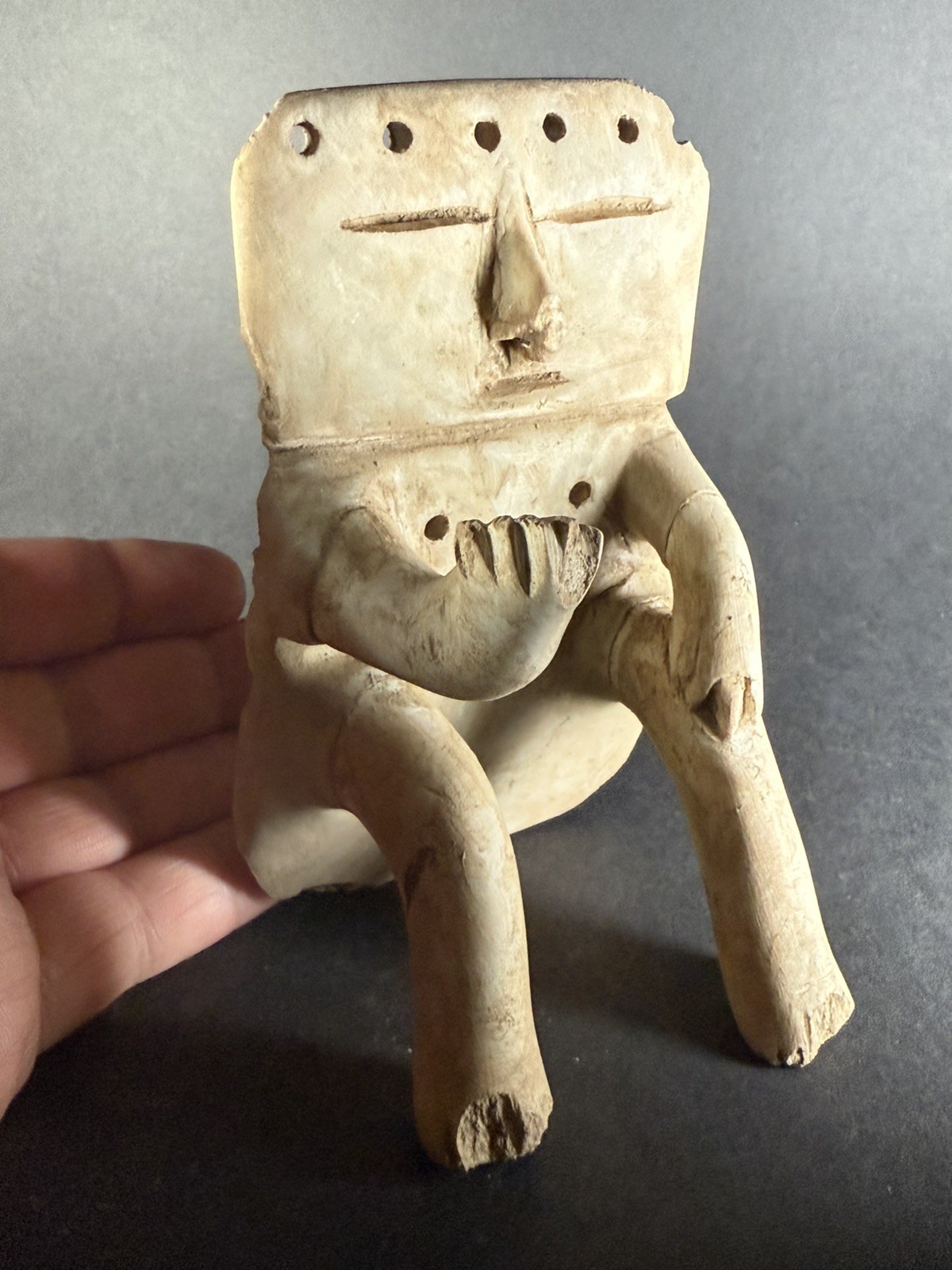 SCARCE LARGE ANCIENT PRE COLUMBIAN STONE CARVED QUIMBAYA SEATED FIGURINE SCARCE LARGE ANCIENT PRE COLUMBIAN STONE CARVED QUIMBAYA SEATED FIGURINE