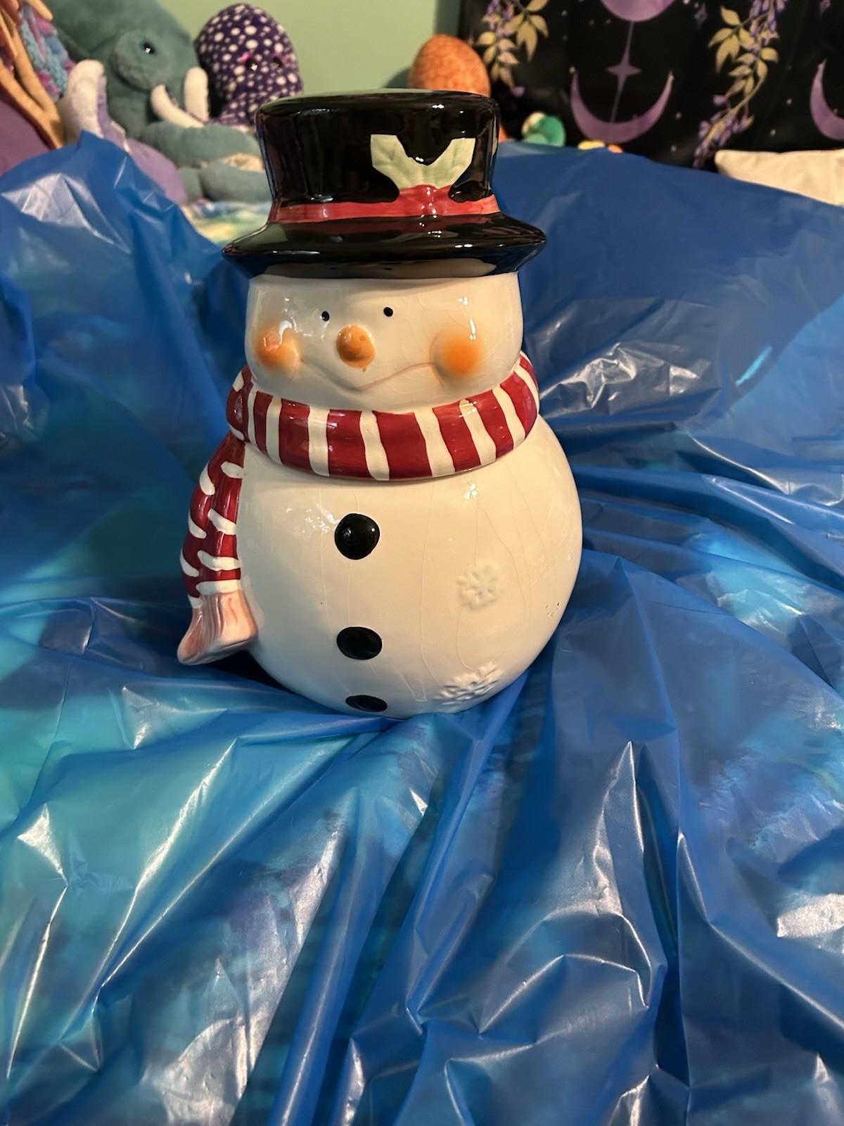 A Snowman Cookie Jar with Lid That Can Be Used Any Time.