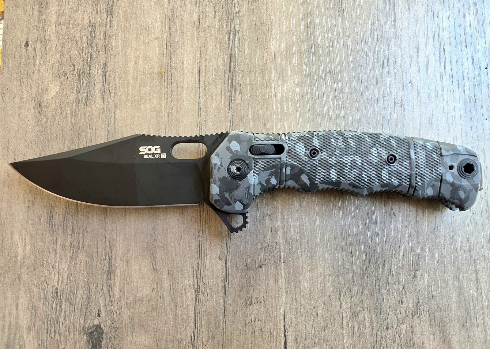 SOG Seal XR Ti MagnaCut GHOST STRIKE CAMO Scales Plus 2 Extra 4" PLAIN EDGE