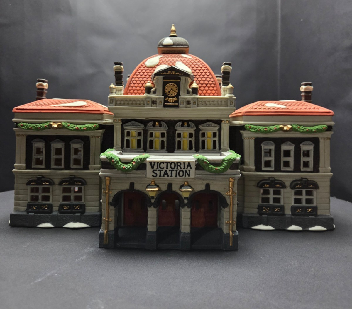 Dept 56 Dickens Village Victoria Station 55743 Retired 1989 Lighted Building Box Dept 56 Dickens Village Victoria Station 55743 Retired 1989 Lighted Building Box
