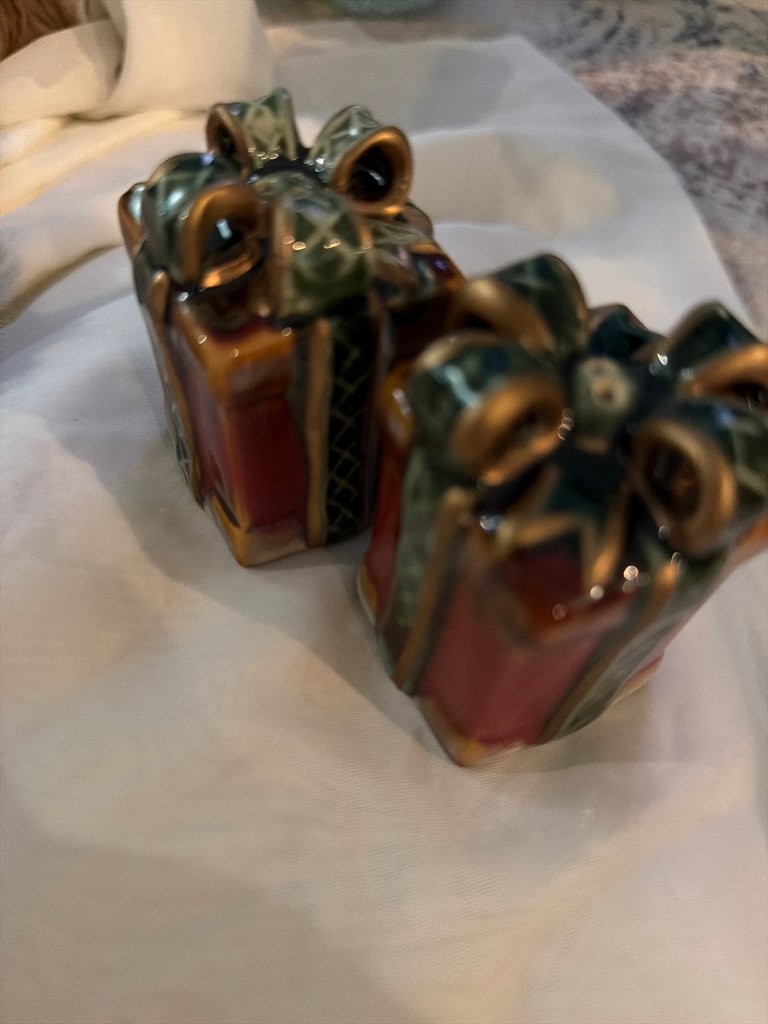 Vintage Ceramic Gift Box Salt and Pepper Shakers Vintage Ceramic Gift Box Salt and Pepper Shakers