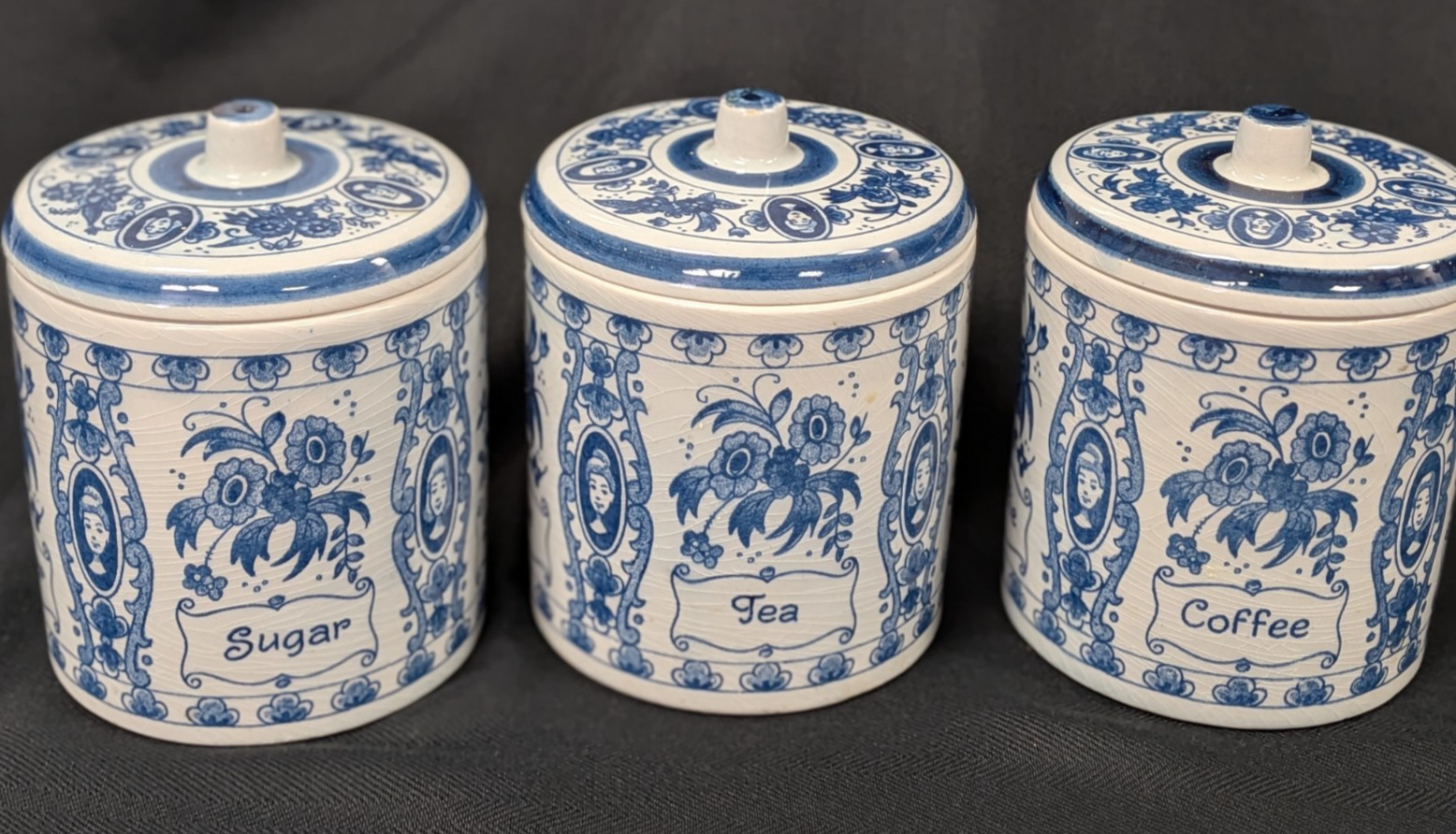 Vtg Delft Blue Tea Coffee Sugar Canister Set Ceramic Holland Canisters Exc DS61 Vtg Delft Blue Tea Coffee Sugar Canister Set Ceramic Holland Canisters Exc DS61