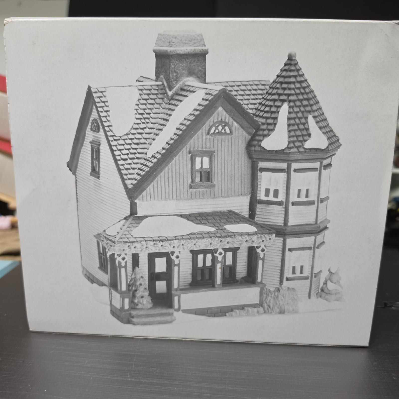 Department 56 New England Village Thomas T. Julian House Porcelain Lighted Boxed