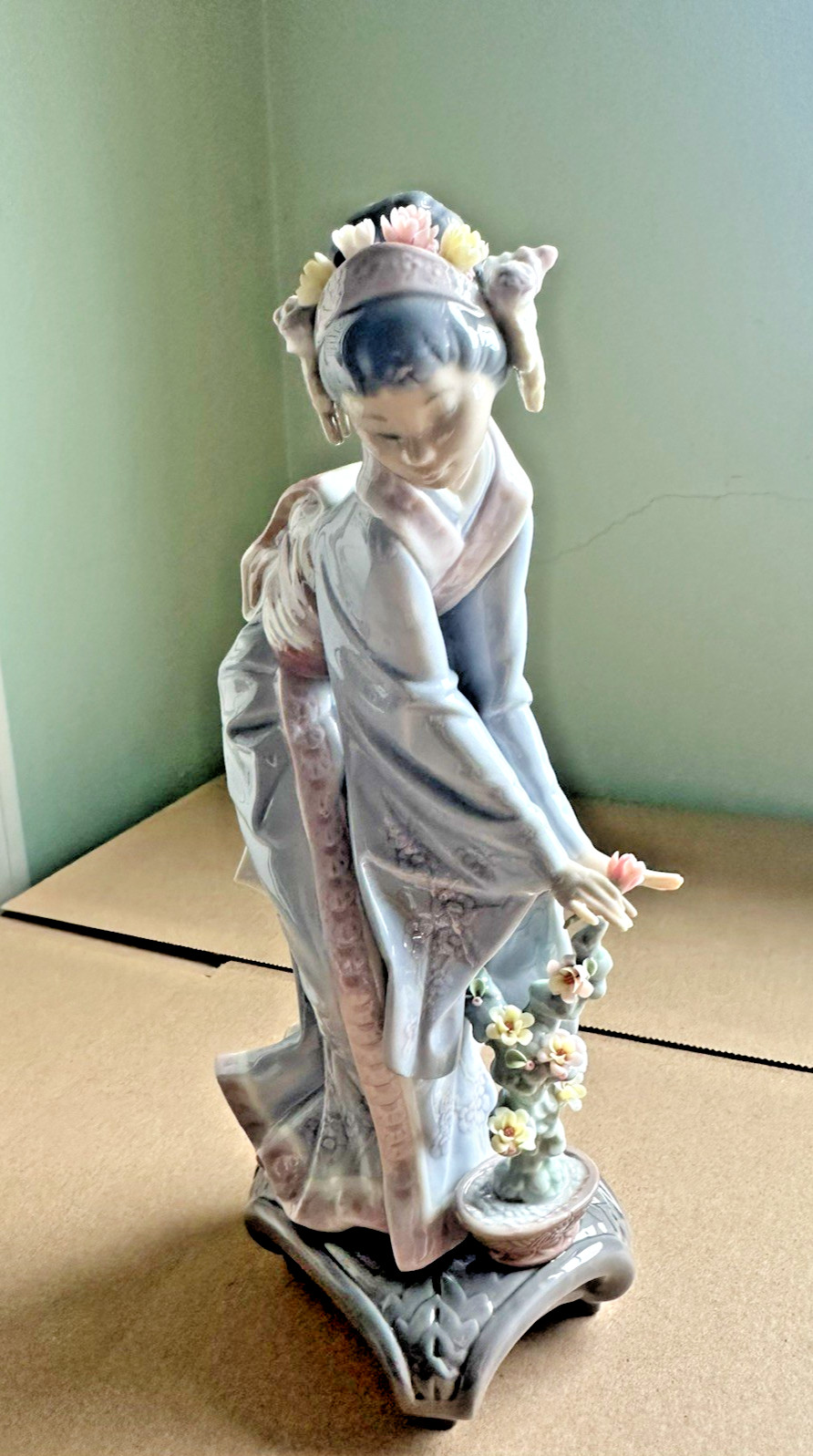 Lladro # 1449 "Mayumi" Japanese Geisha With Flowers 9 3/4” High, New, No box