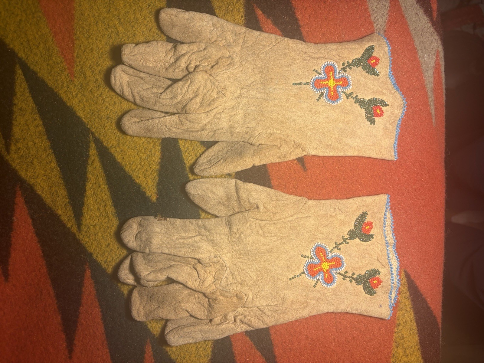 Vintage Early - Mid 1900s Women’s Native American Indian Beaded Leather Gloves Vintage Early - Mid 1900s Women’s Native American Indian Beaded Leather Gloves