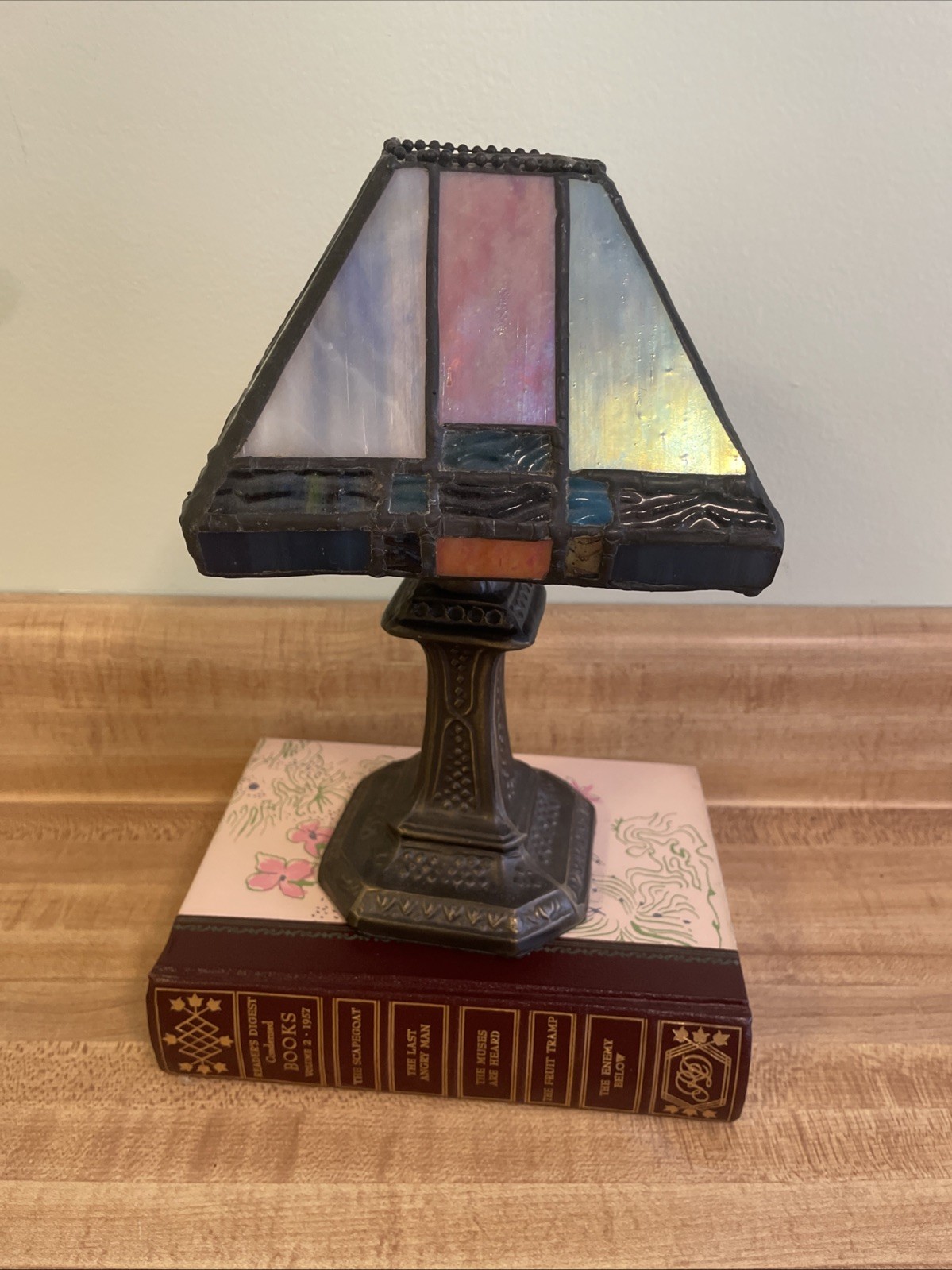 Vtg Mission Style Deco Stained Glass Tea Light Holder Counter Accent Table Lamp. Vtg Mission Style Deco Stained Glass Tea Light Holder Counter Accent Table Lamp.