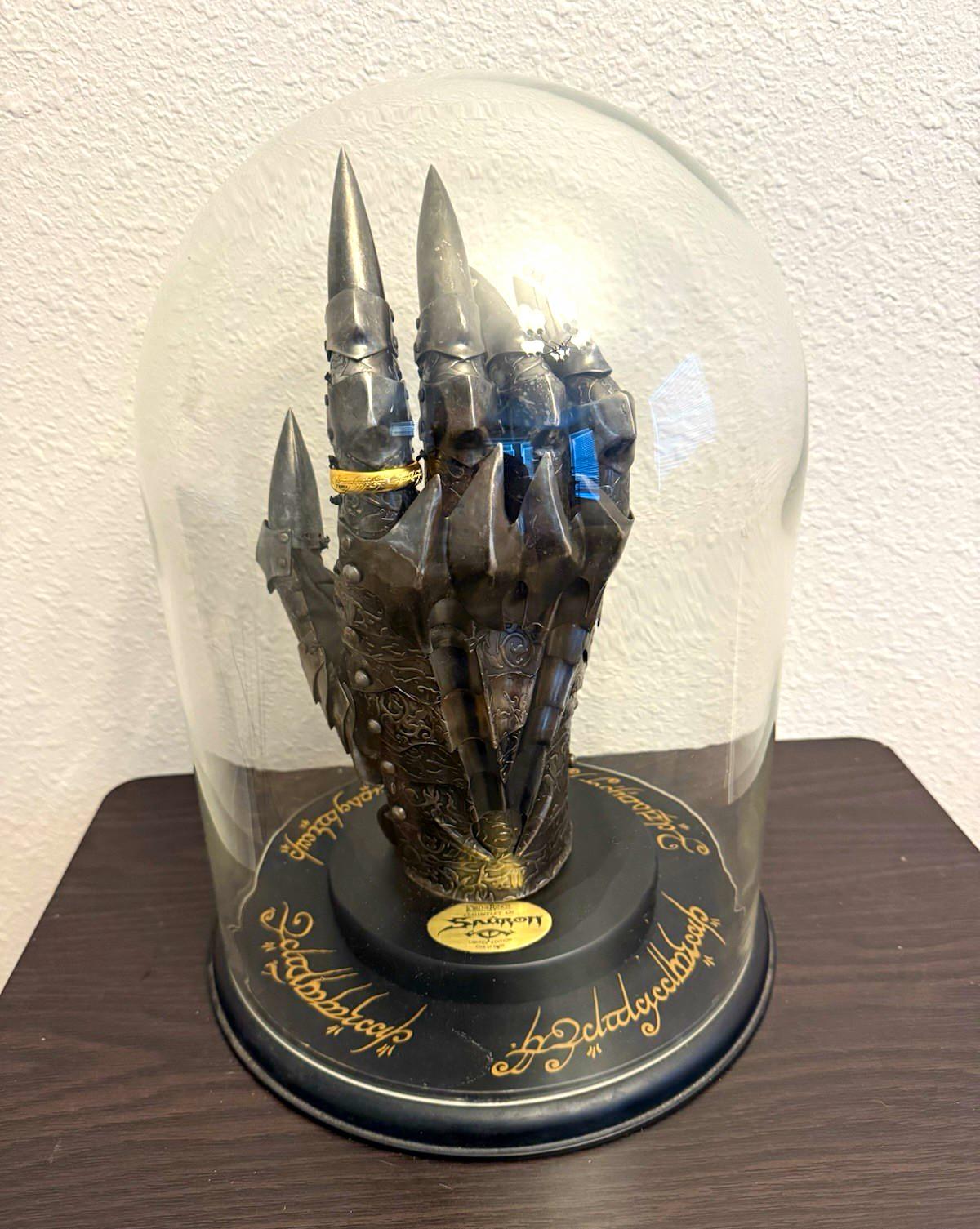 United Cutlery Lord of the Rings Gauntlet of Sauron Limited Edition 1:1 United Cutlery Lord of the Rings Gauntlet of Sauron Limited Edition 1:1