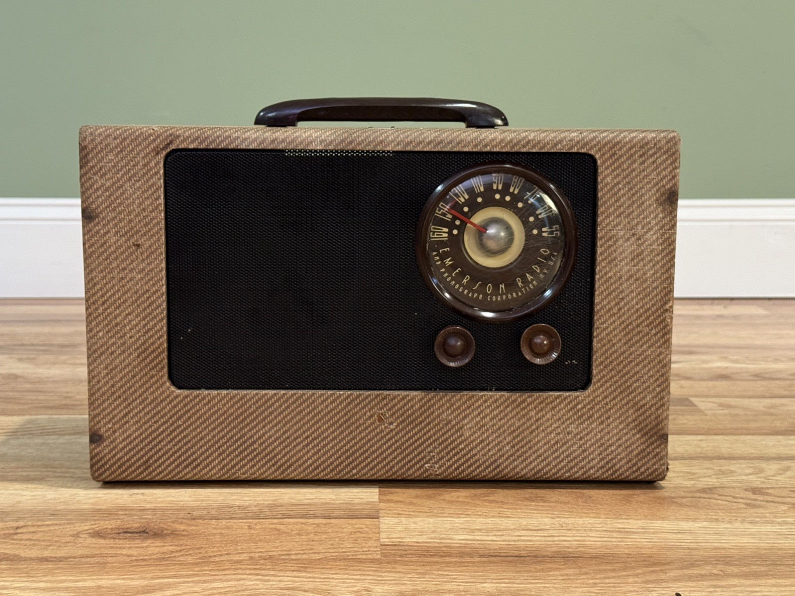 Emerson Model 523 7 Tube Radio 1946 - 1947 Suitcase Tabletop Model (SEE VIDEO) Emerson Model 523 7 Tube Radio 1946 - 1947 Suitcase Tabletop Model (SEE VIDEO)