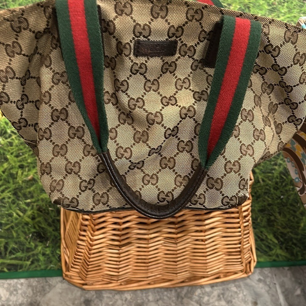 Vintage Authentic Gucci monogram Sheri purse