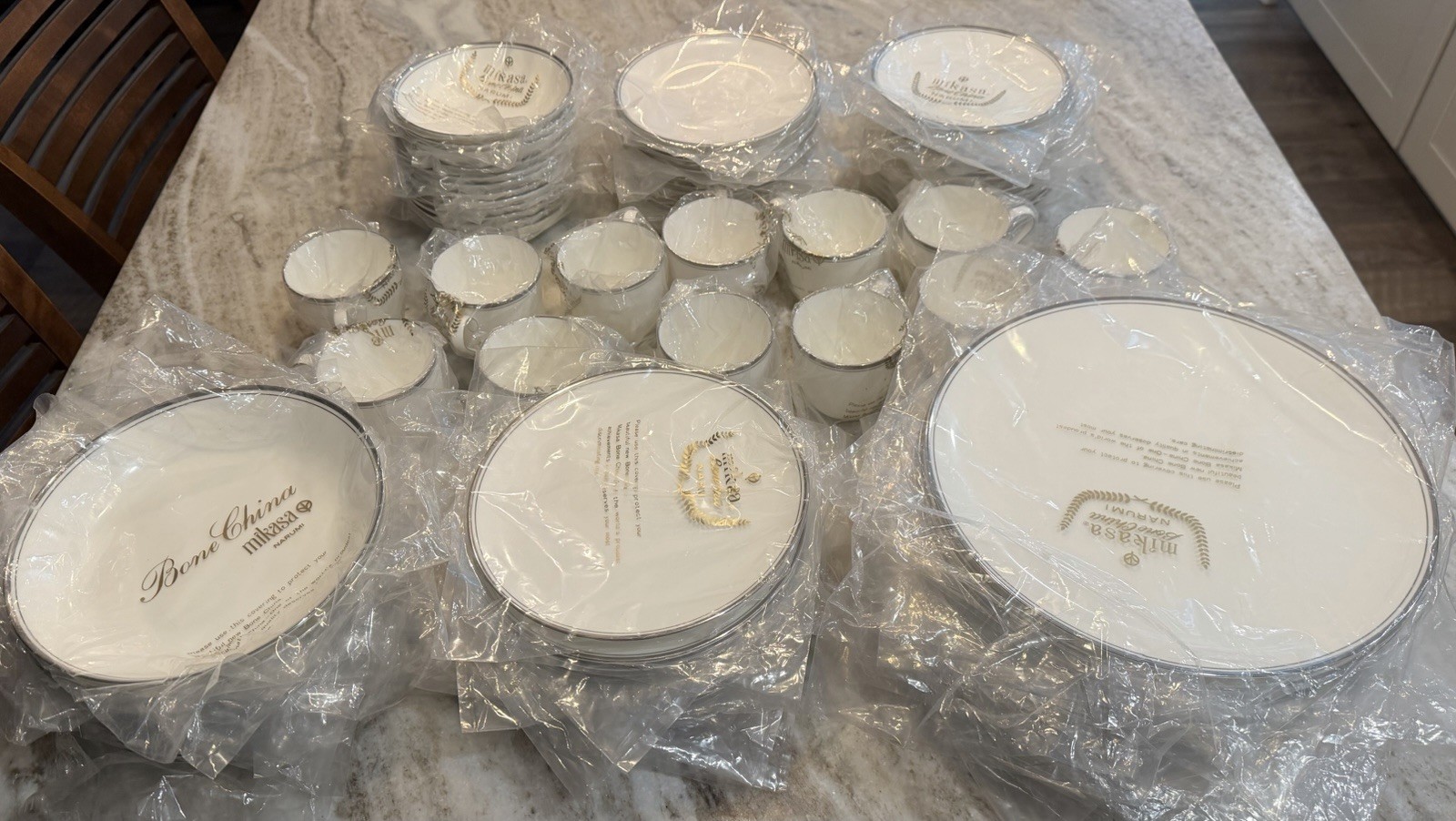 Mikasa Wellesley 12 Place Settings 84 Pieces Fine Bone China Platinum Trim VTG