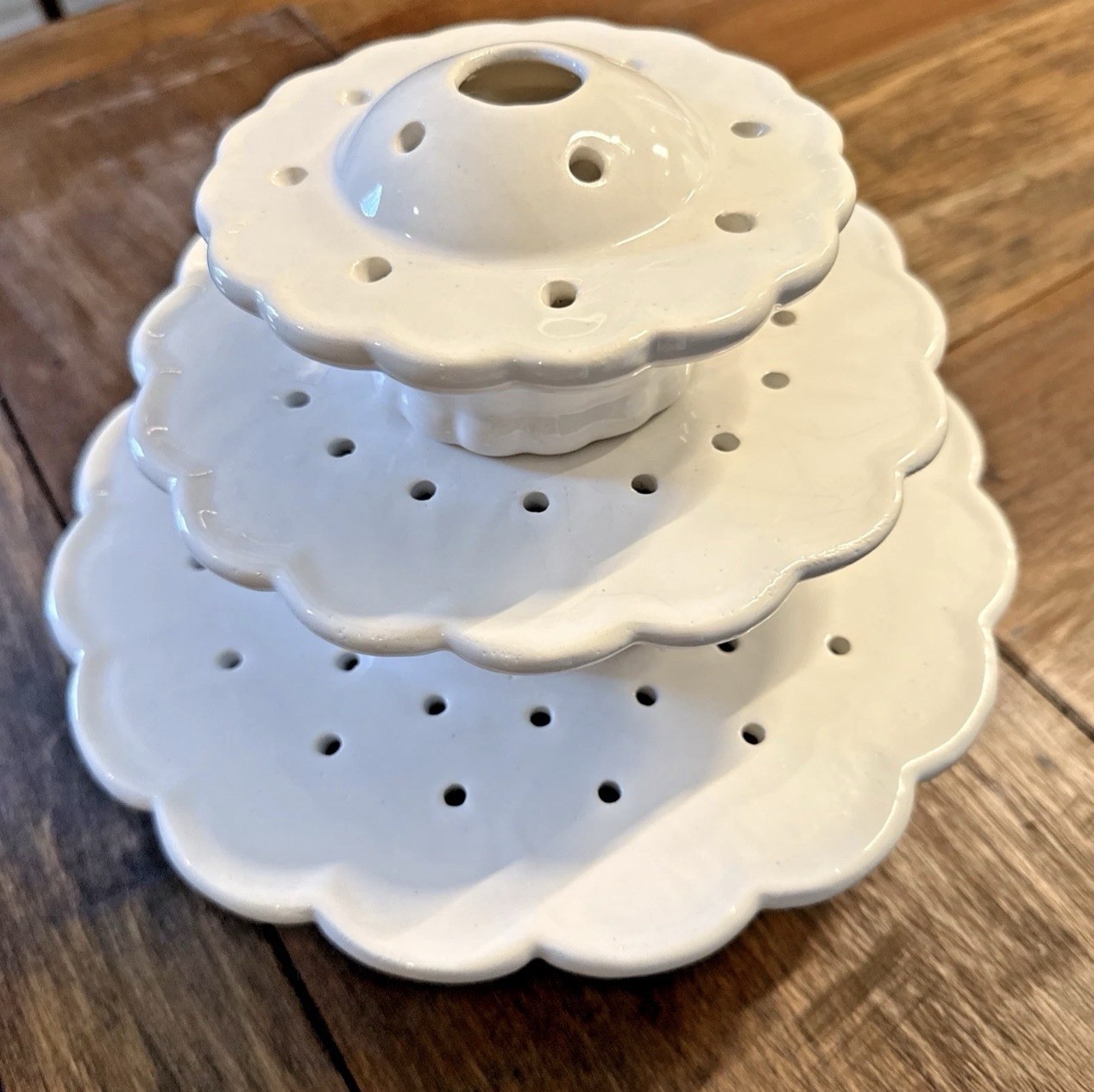 Vtg Ceramic White Scalloped Edge 3 Tier Tulipiere Flower Holder Vase Frog Martha Vtg Ceramic White Scalloped Edge 3 Tier Tulipiere Flower Holder Vase Frog Martha