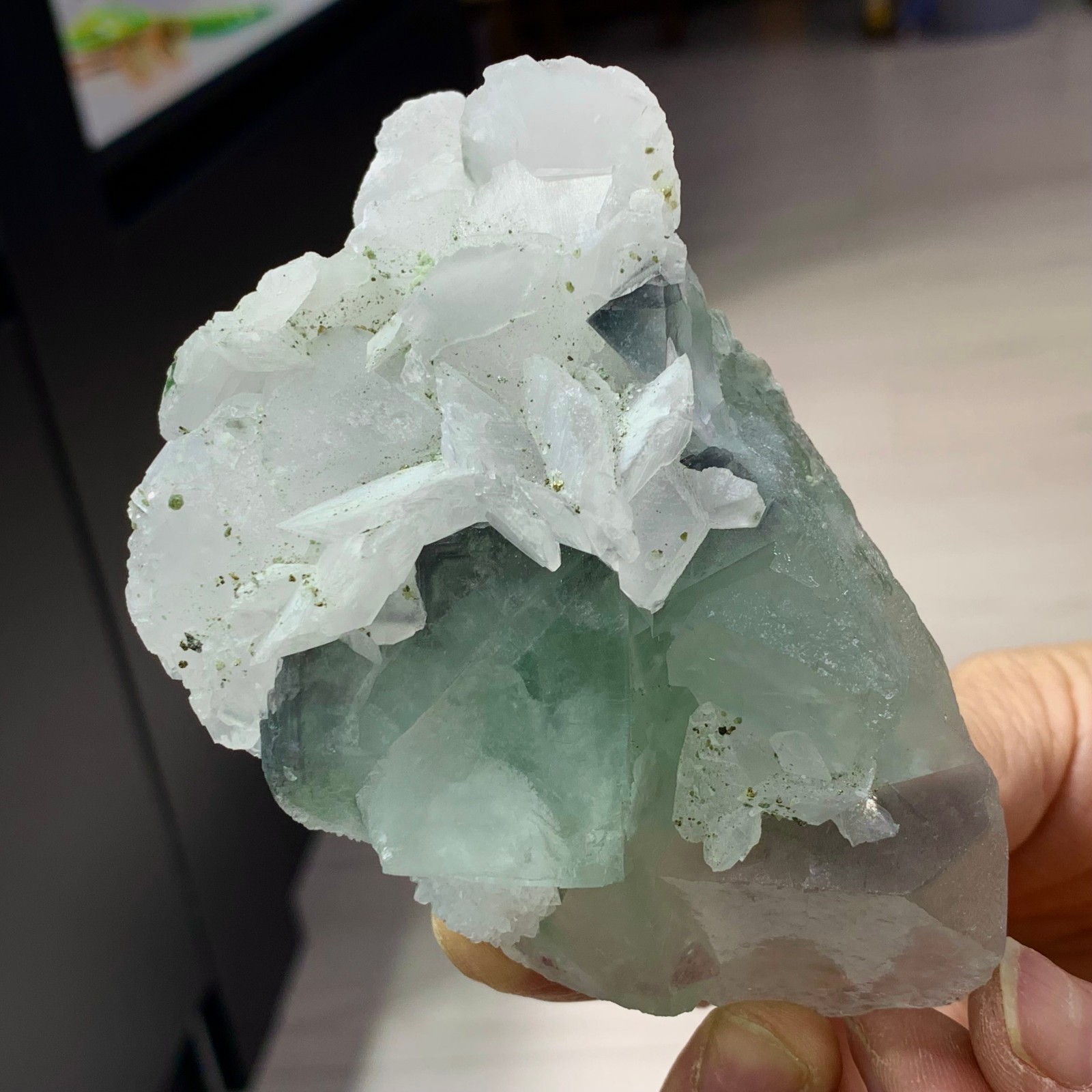 297G Natural green fluorite +calcite crystal sample Specimen UV fluorescence