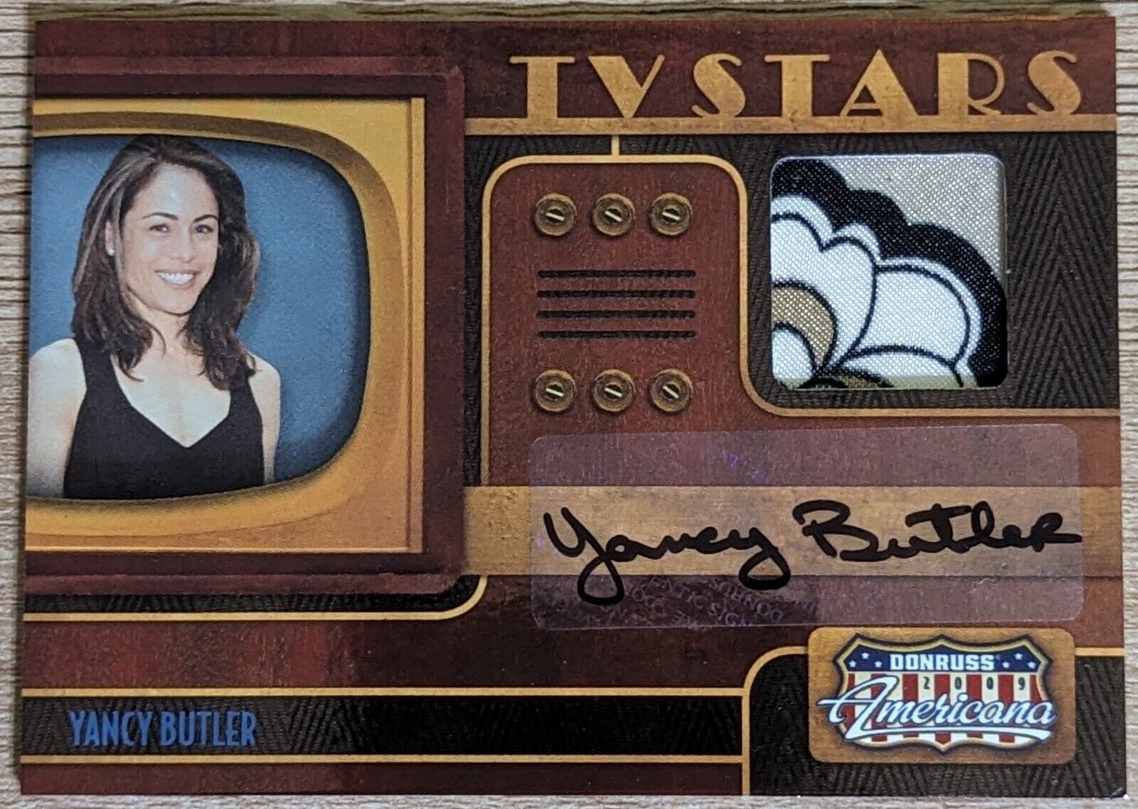 2009 Donruss Americana TV Stars Yancy Butler Autograph Costume Relic Card 07/75