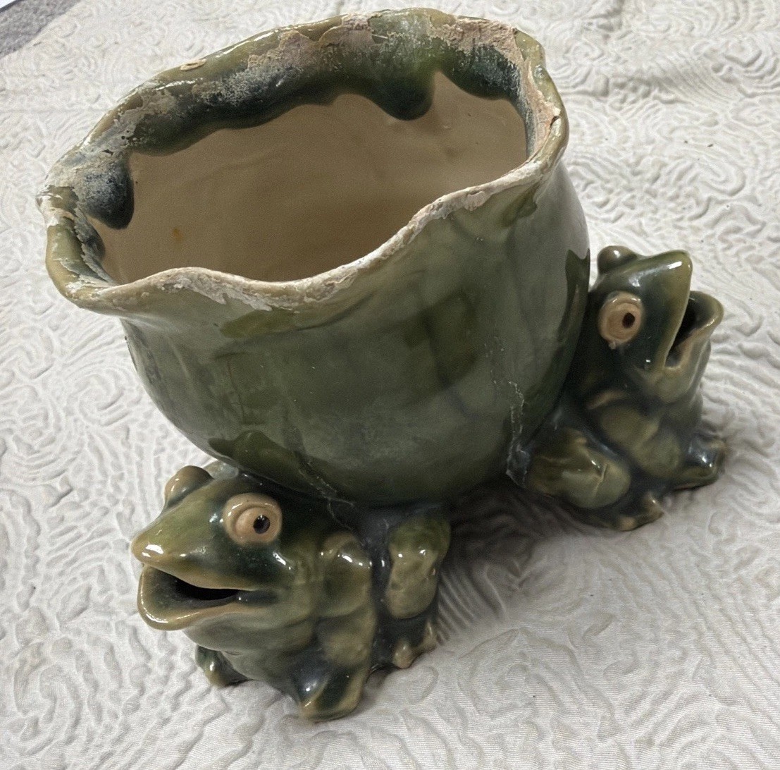 Vintage Ceramic 3 Smiling Frogs Holding Up Cabbage Planter Vintage Ceramic 3 Smiling Frogs Holding Up Cabbage Planter