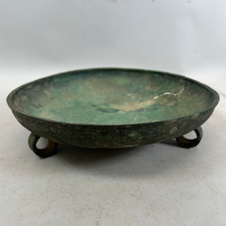 Bronze basin from China’s Shang Dynasty—an antique over 3,000 years old Bronze basin from China’s Shang Dynasty—an antique over 3,000 years old