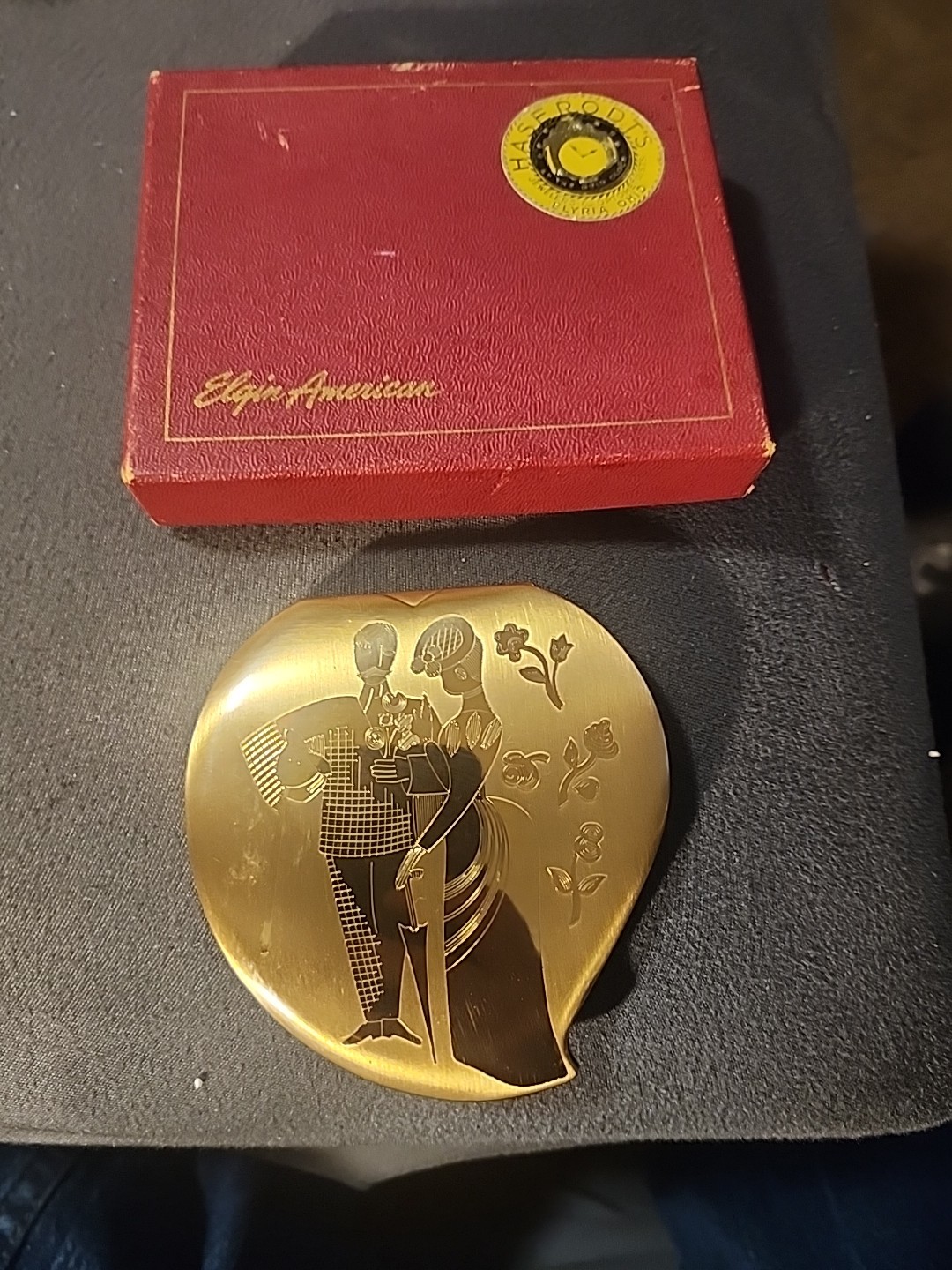 Elgin American Heart Man & Woman Compact Made in the USA 1950s Vintage unused Elgin American Heart Man & Woman Compact Made in the USA 1950s Vintage unused