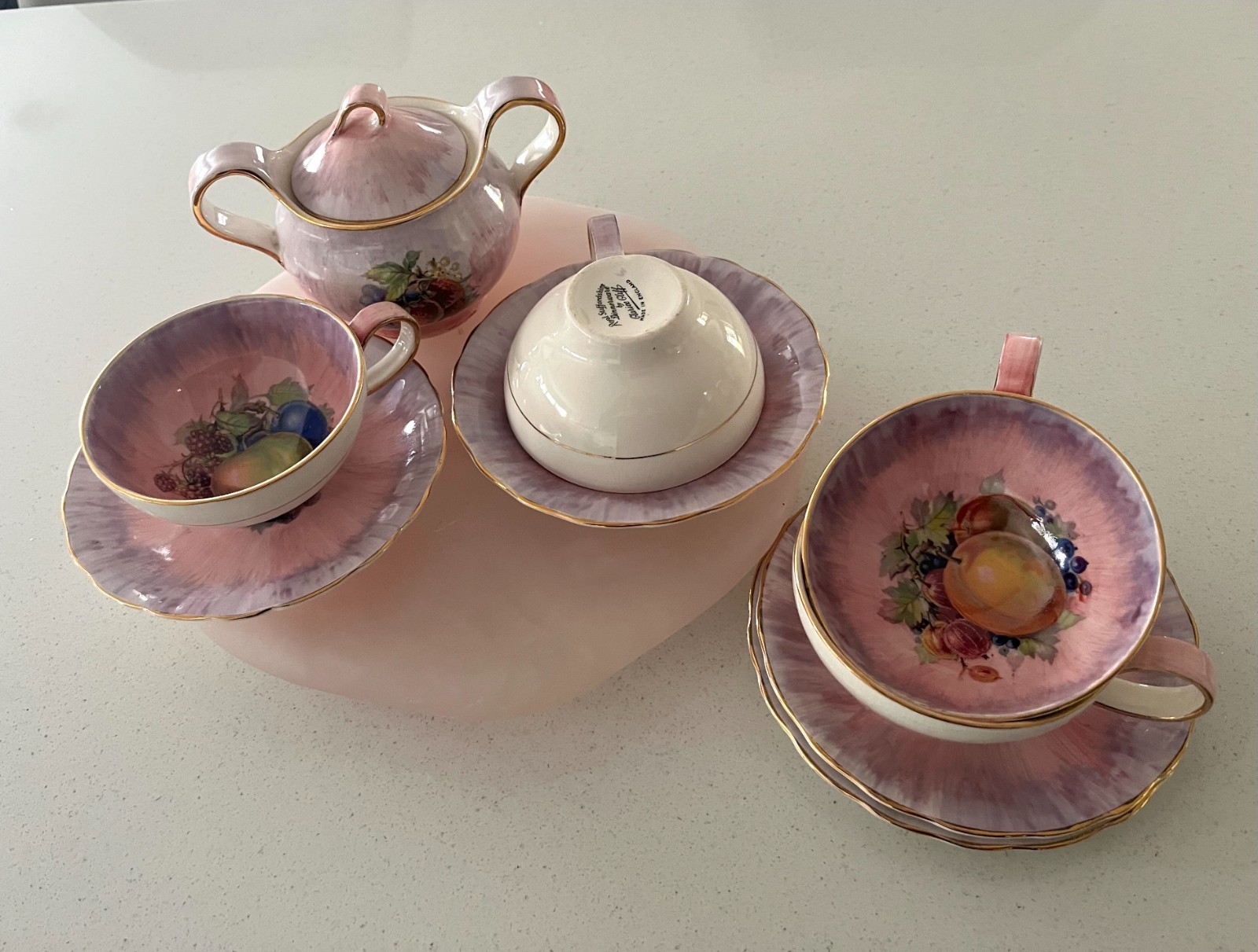 Vintage Clarice Cliff – Sugar Bowl + 4 Cup & Saucer Sets – Pink Fruit Design Vintage Clarice Cliff – Sugar Bowl + 4 Cup & Saucer Sets – Pink Fruit Design