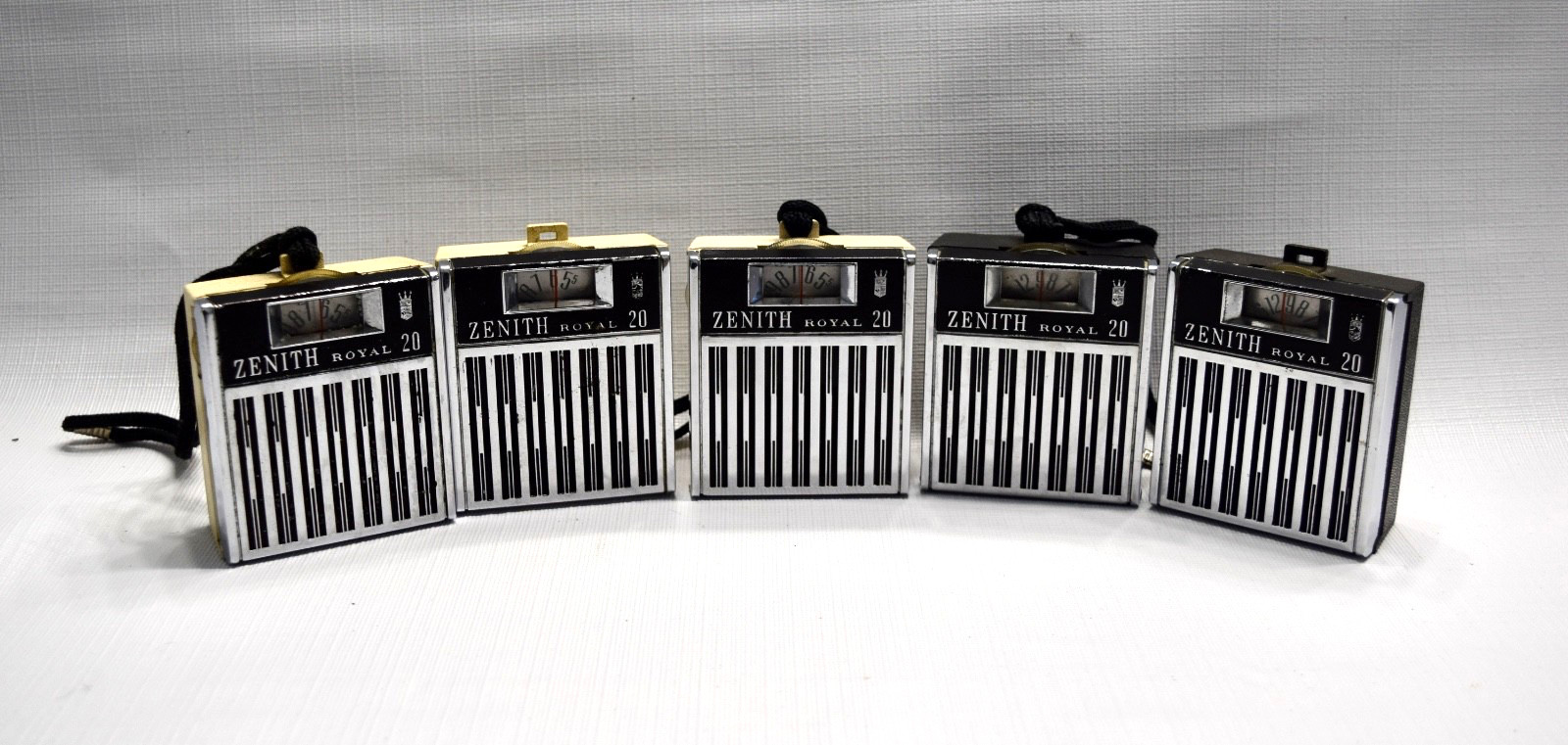 5-VTG Zenith Royal 20 - Miniature AM Transistor Radios White&Black-Chicago&Hong 5-VTG Zenith Royal 20 - Miniature AM Transistor Radios White&Black-Chicago&Hong