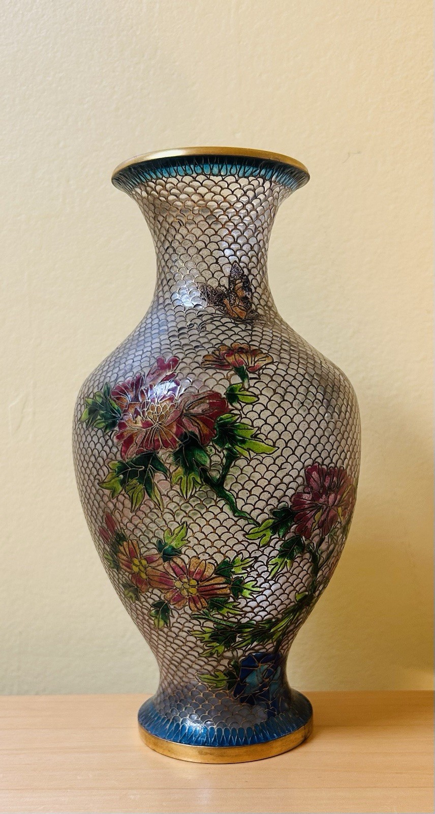 Chinese Pique-a-Jour Enamel Floral Bird Vase Fish Scale Wire Pattern In Glass Chinese Pique-a-Jour Enamel Floral Bird Vase Fish Scale Wire Pattern In Glass