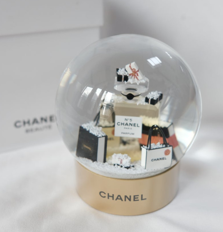 2021 CHANEL SNOW PERFUME GLOBE BALL VIP CHRISTMAS GIFT LIMITED EDITION RARE good 2021 CHANEL SNOW PERFUME GLOBE BALL VIP CHRISTMAS GIFT LIMITED EDITION RARE good