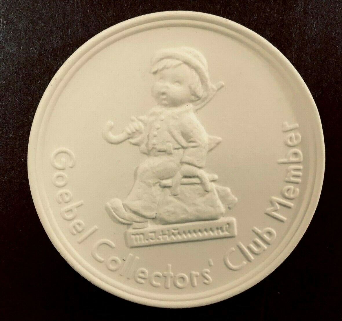 VINTAGE GOEBEL, W. GERMANY 1976 COLLECTORS' CLUB MEMBER BISQUE PLAQUE VINTAGE GOEBEL, W. GERMANY 1976 COLLECTORS' CLUB MEMBER BISQUE PLAQUE