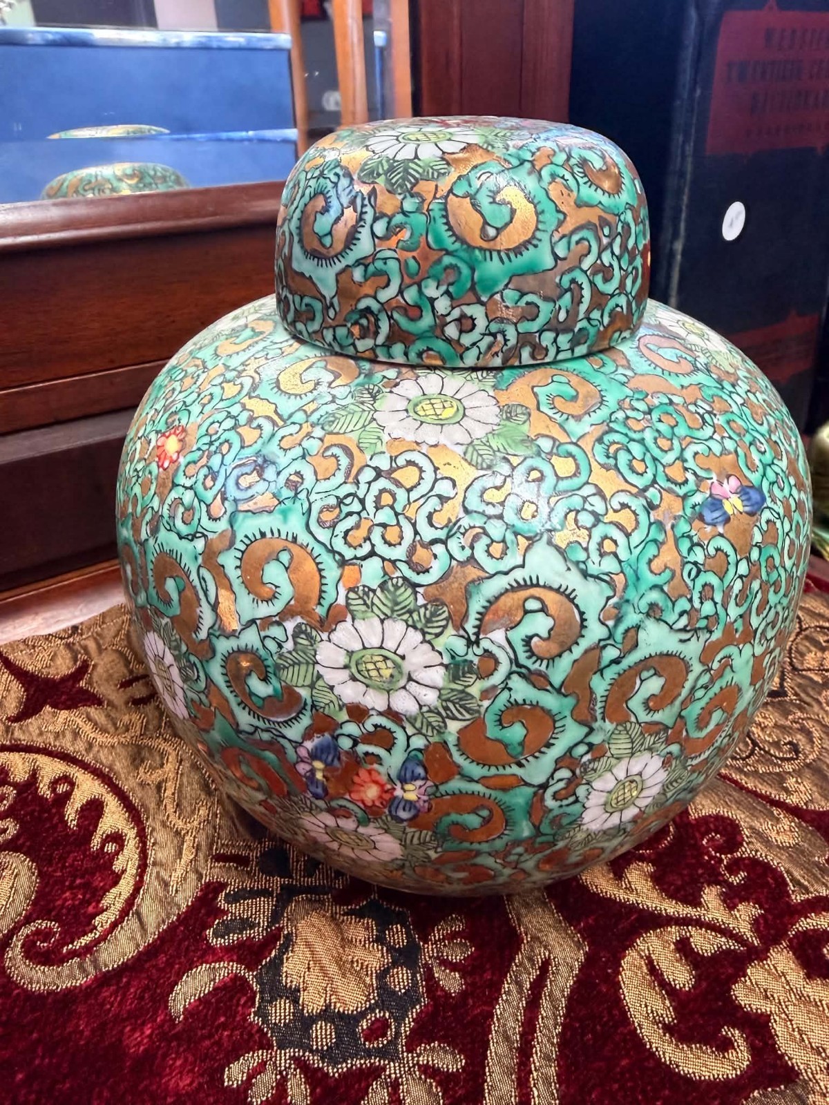 Japanese large porcelain decorative vase "Chinoiserie" style Japanese large porcelain decorative vase "Chinoiserie" style