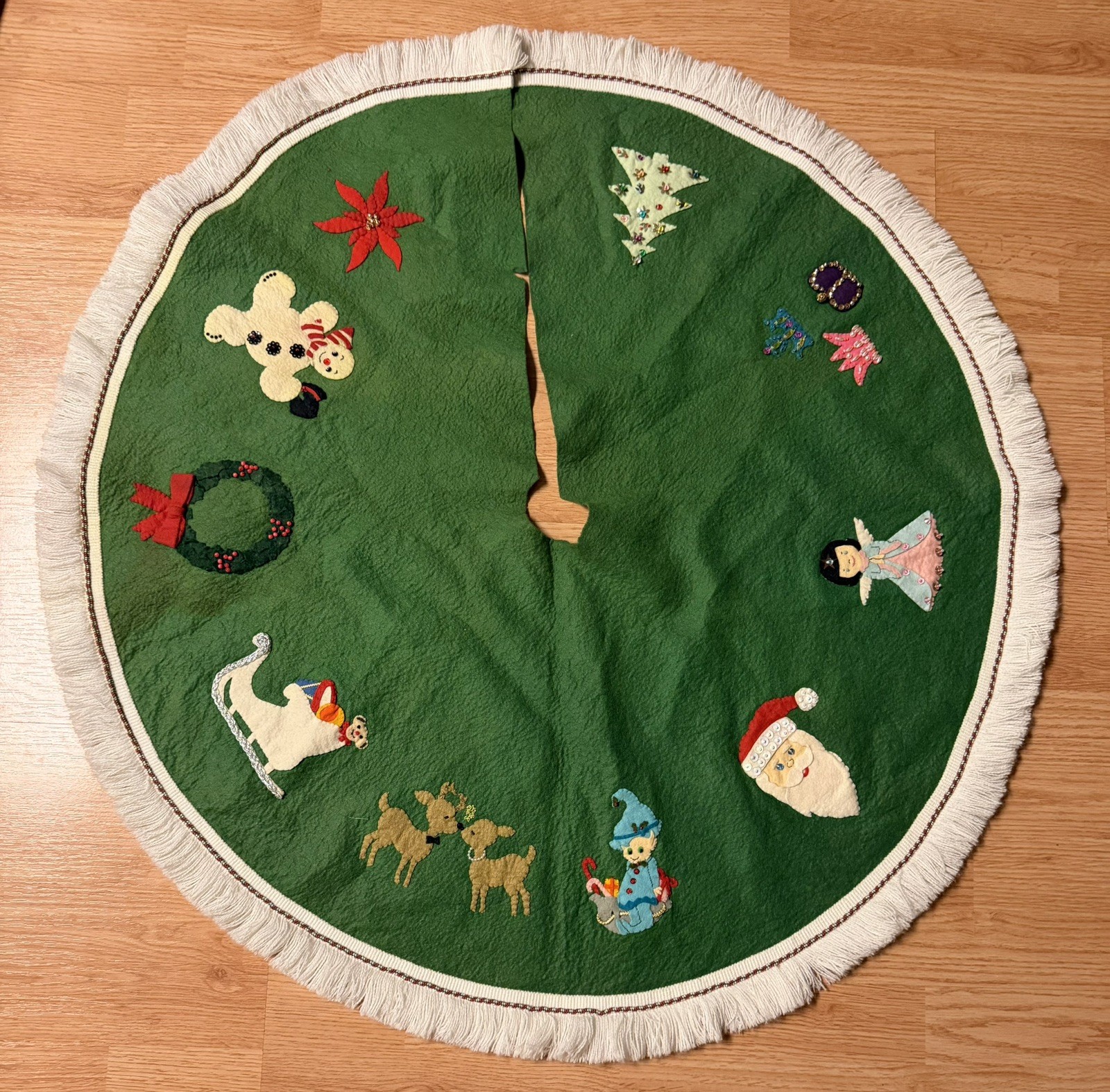 VTG GREEN FELT SEQUIN BEADED CHRISTMAS TREE SKIRT SANTA ELF ANGEL FROSTY SLEIGH VTG GREEN FELT SEQUIN BEADED CHRISTMAS TREE SKIRT SANTA ELF ANGEL FROSTY SLEIGH