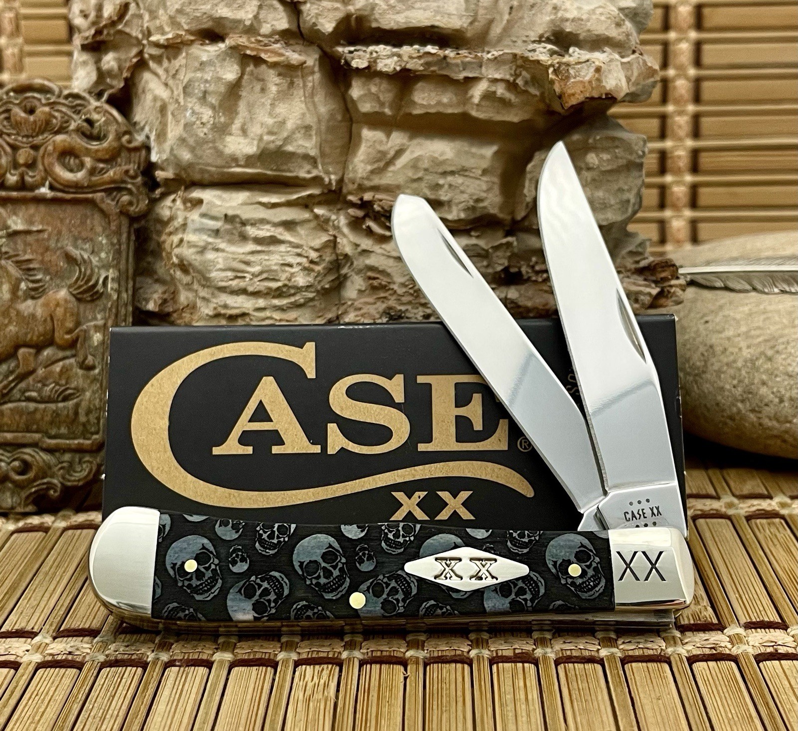 Case XX USA Smooth Gray Bone SKULL Blackout XX Trapper 1/500 Pocket Knife 💀 Case XX USA Smooth Gray Bone SKULL Blackout XX Trapper 1/500 Pocket Knife 💀