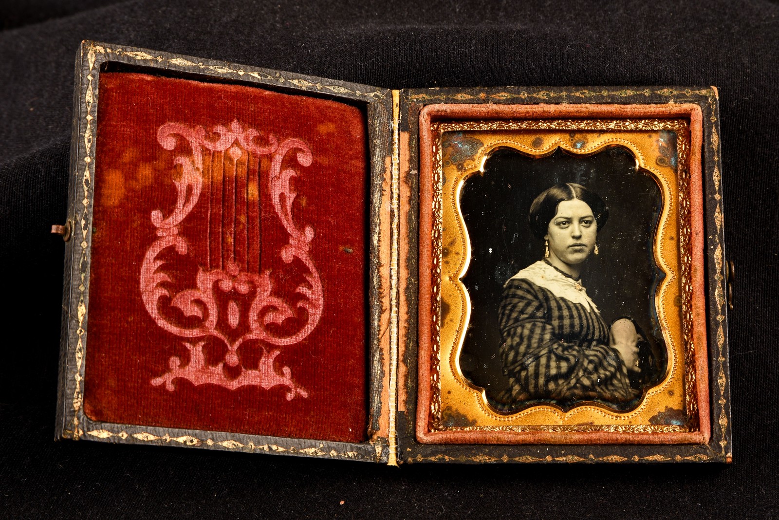 Daguerreotype Woman Plaid Dress & Gold Jewelry Full Case 1/9 Plate Antique V32 Daguerreotype Woman Plaid Dress & Gold Jewelry Full Case 1/9 Plate Antique V32
