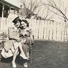 1940s Two Pretty Affectionate Women Sweethearts Lesbian Interest Vintage Photo picture