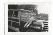Photo: Willys Jeep Station Wagon, ca. early 1950s horizontal 5-bar grill picture