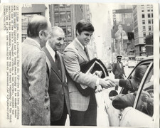 1975 Press Photo HoFer Tom Seaver w Cy Young Award Shaking New York Cabbie Hand picture