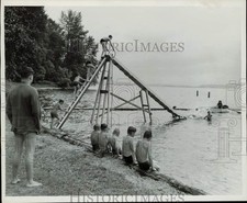 1946 Press Photo Joe Miller & Irma Moline watch boys swimming at camp picture